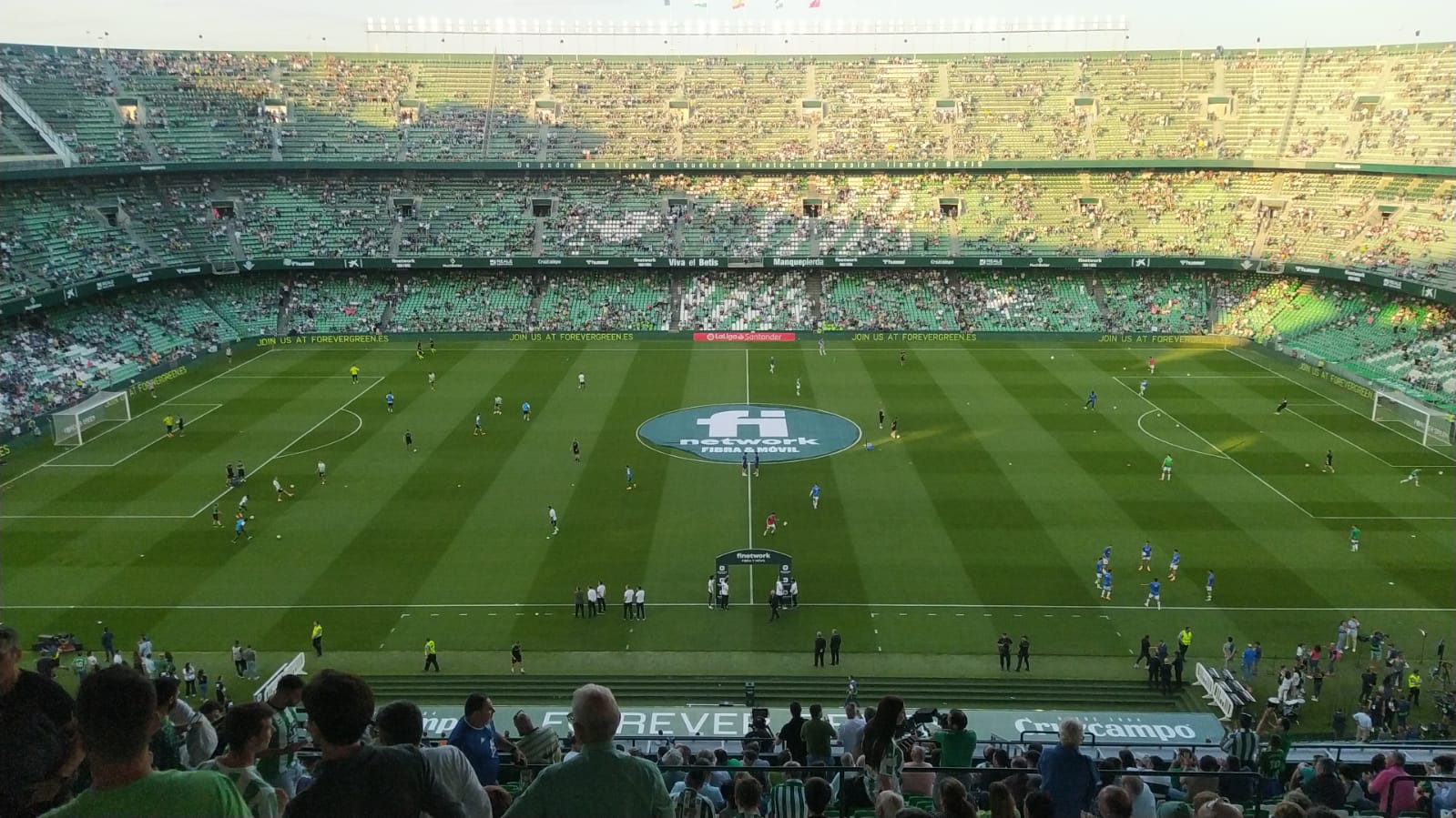 El calentamiento de Betis y Rayo Vallecano.