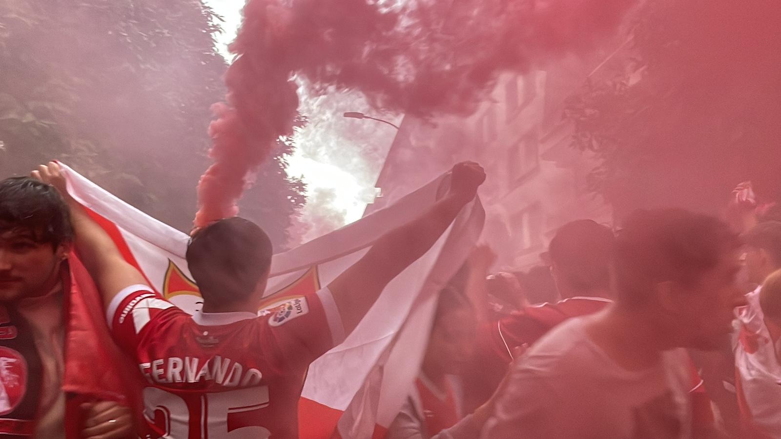 La afición del Sevilla, antes del partido ante la Juventus (Foto: Kiko Hurtado).