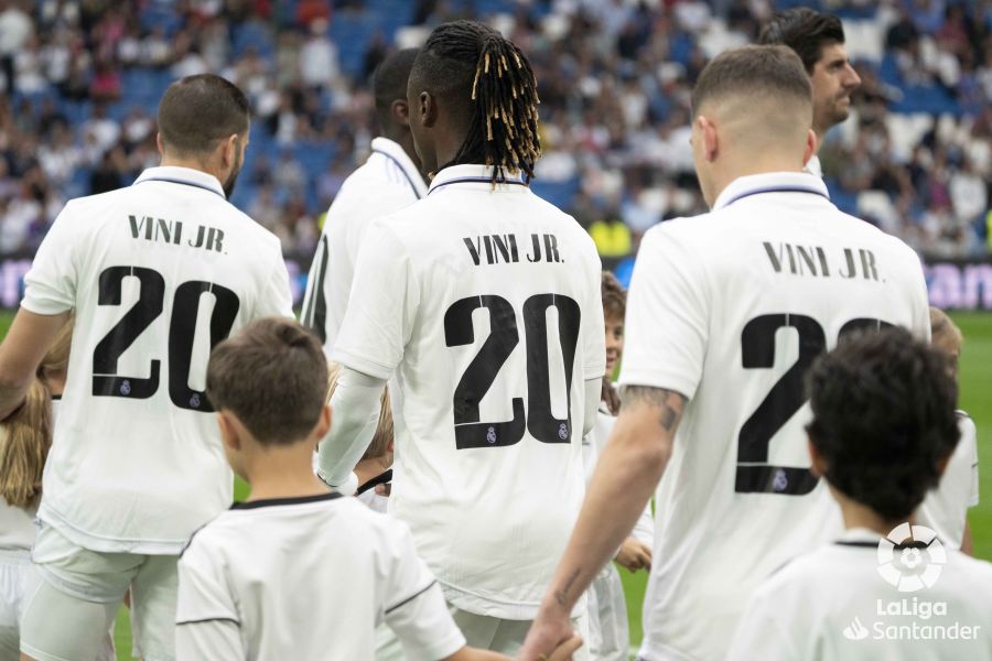 Los jugadores del Real Madrid, con la camiseta de Vinicius antes del partido (Foto: LaLiga).