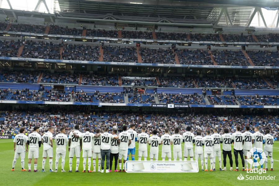 Los jugadores del Real Madrid con una camiseta de Vinicius.