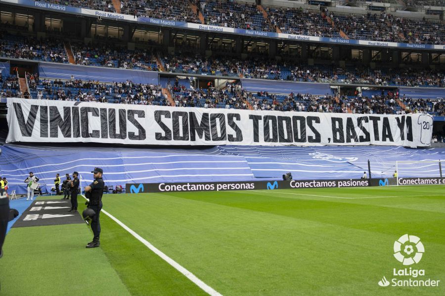 Pancarta del Santiago Bernabéu contra el racismo hacia Vinicius (Foto: LaLiga).