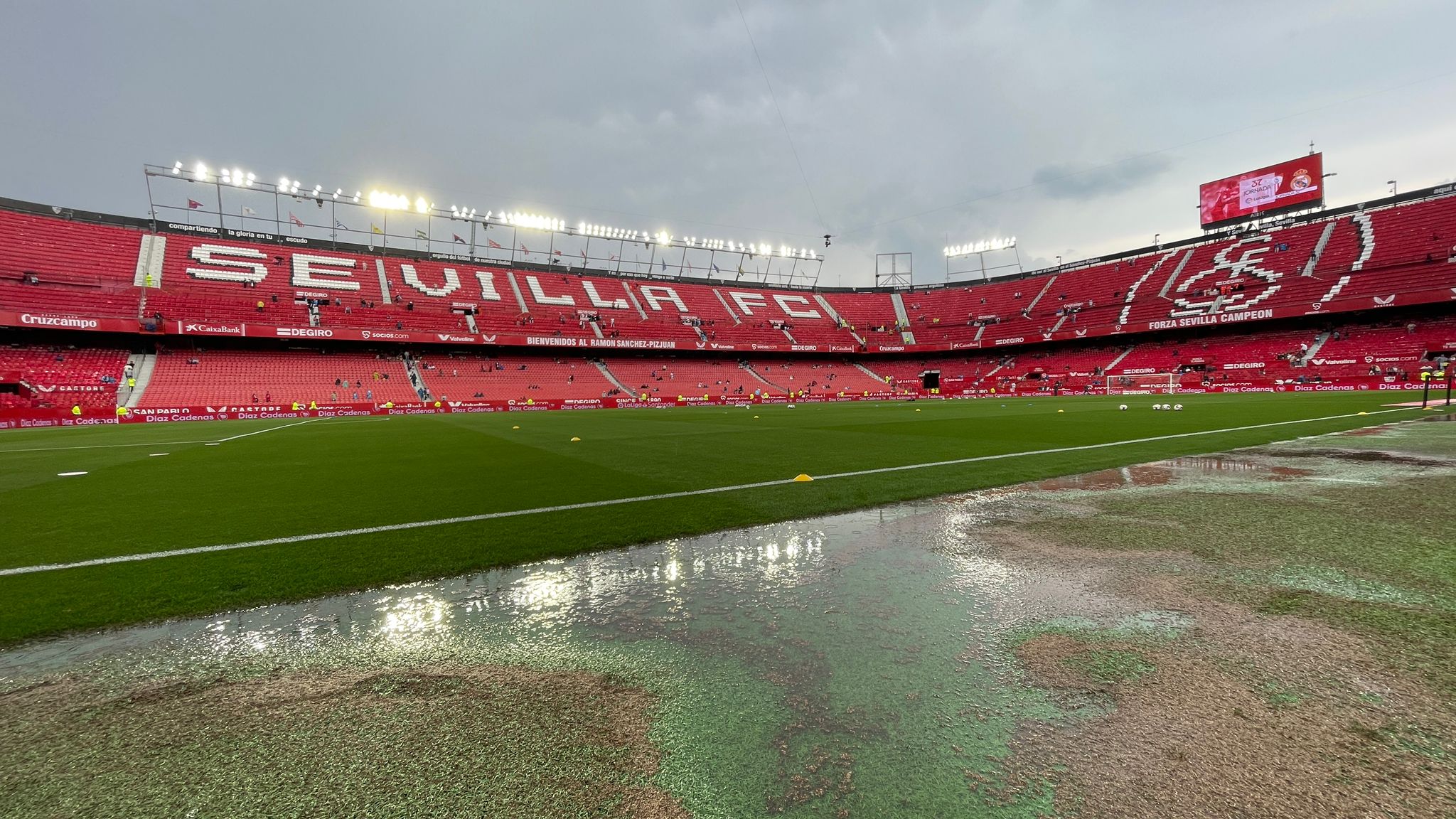 El estadio del Sevilla, tras la lluvia caída (Foto: Kiko Hurtado).
