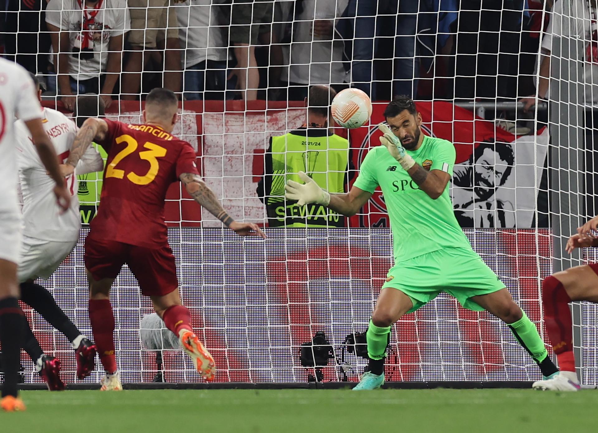 La imagen del gol en propia de Mancini (Foto: EFE)