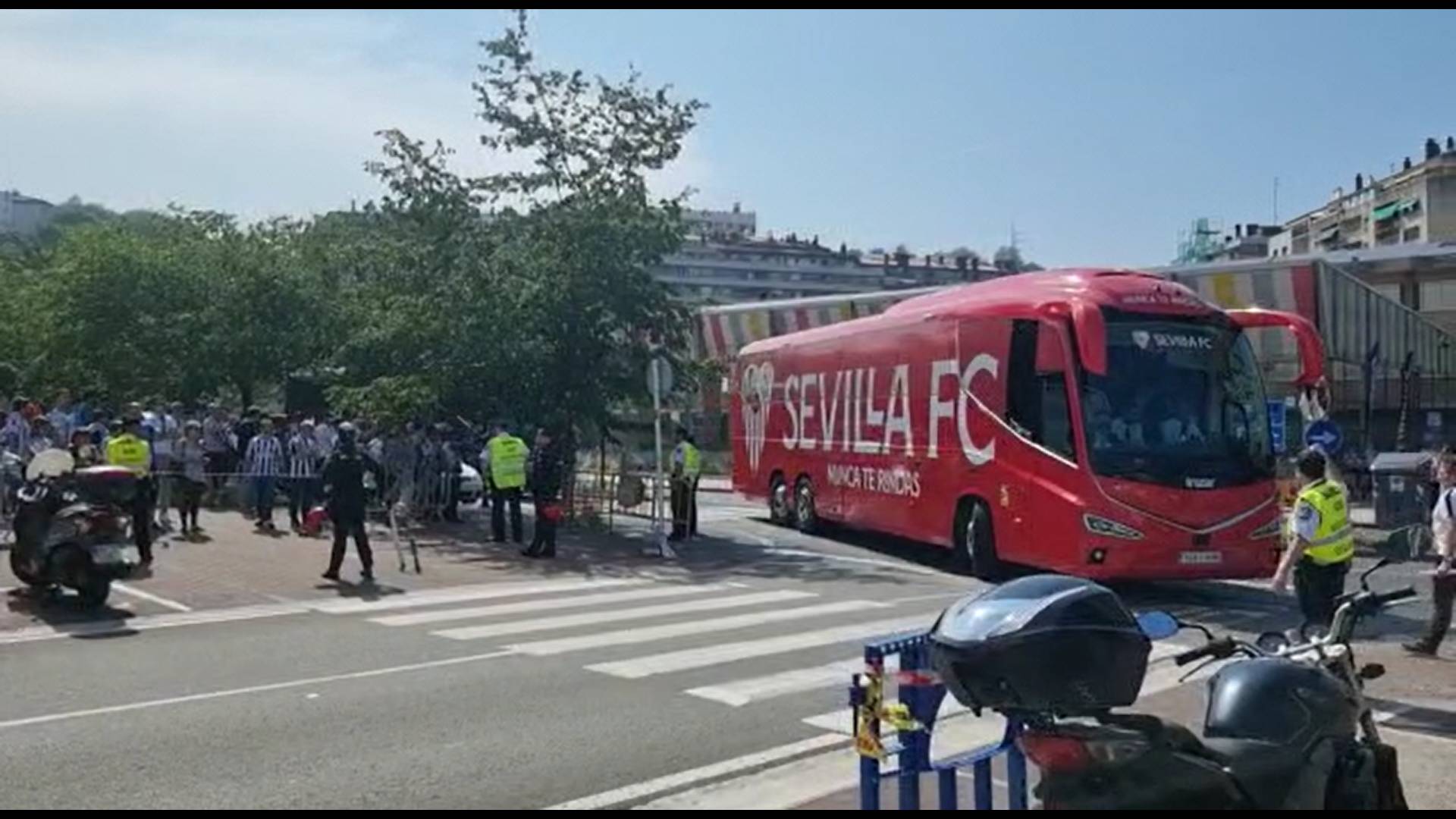 El detallazo de la afición de la Real Sociedad con el Sevilla, así recibieron al bus