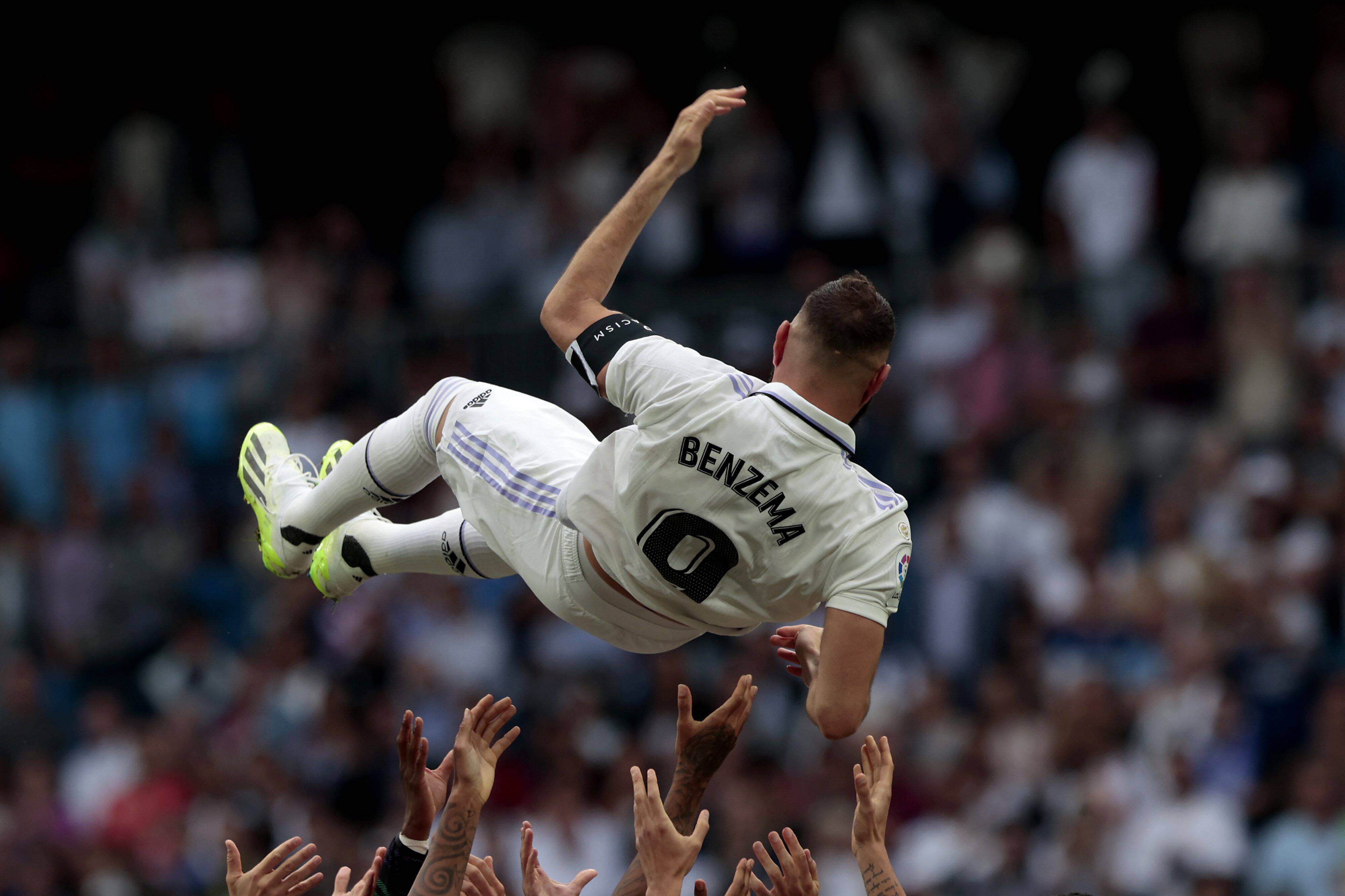 Los jugadores del Real Madrid mantean a Karim Benzema (Foto: Cordon Press)
