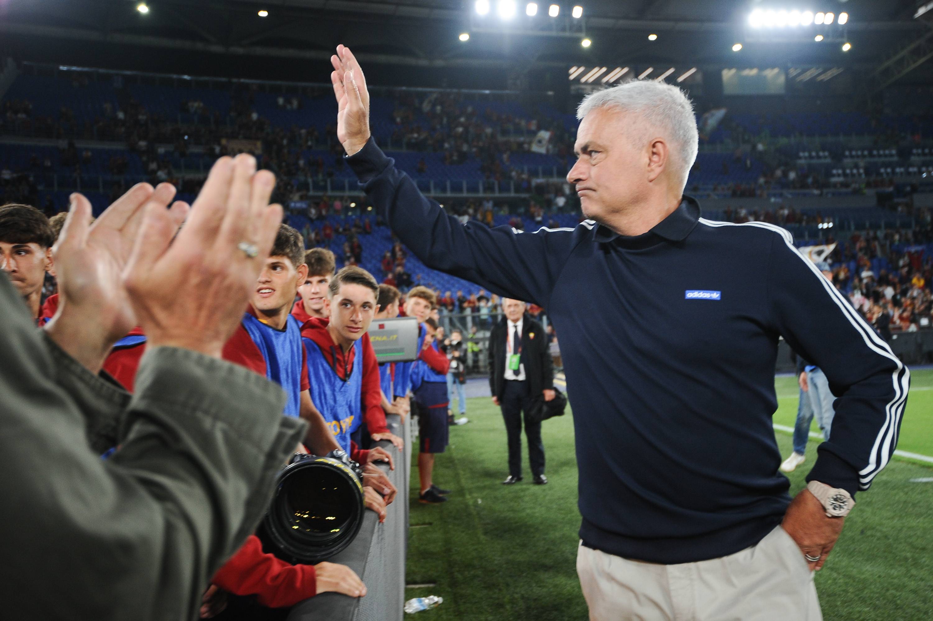 José Mourinho saluda a la afición (Foto: Cordon Press).