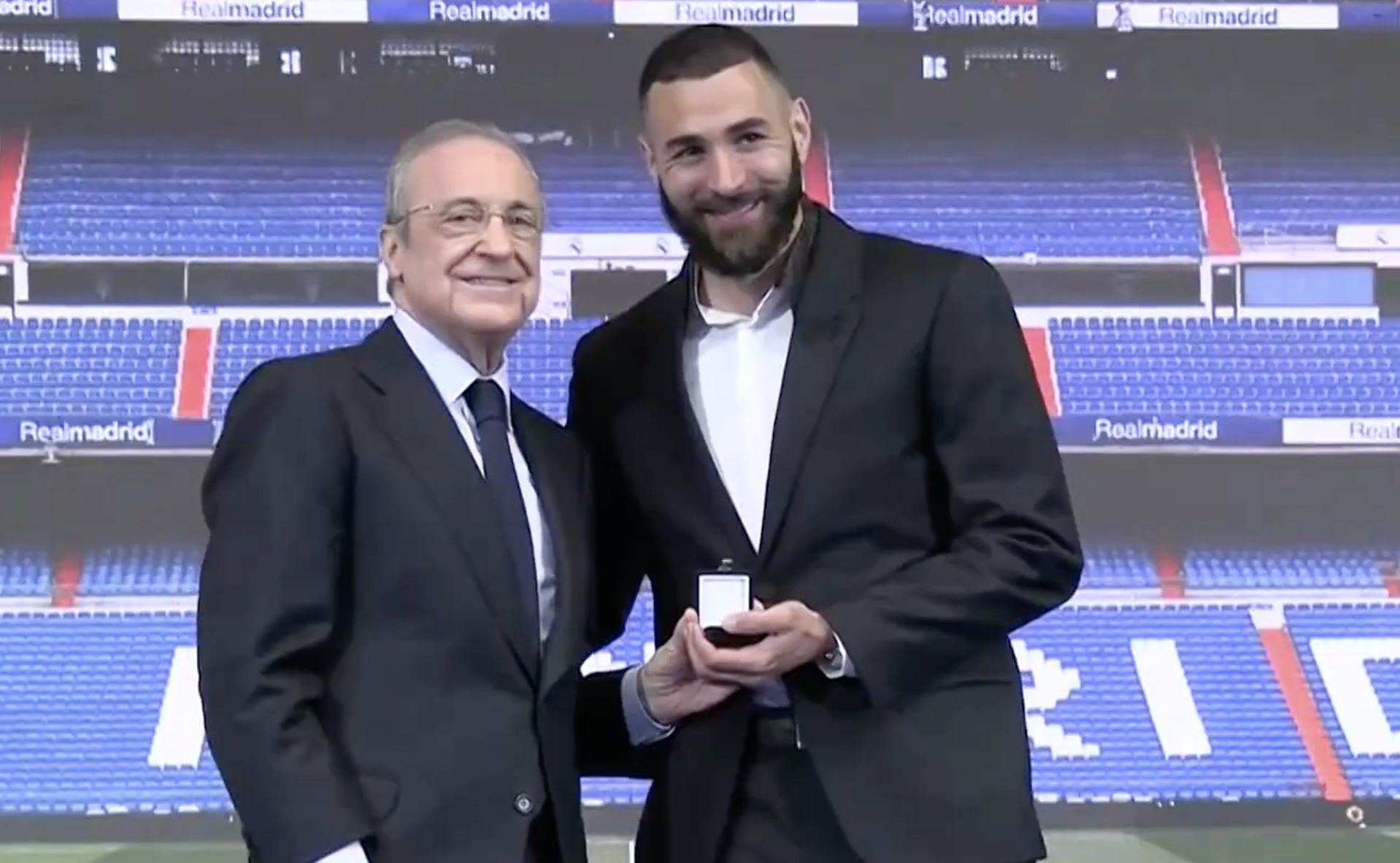 Florentino Pérez le entrega a Benzema la insignia de oro y brillantes del Real Madrid