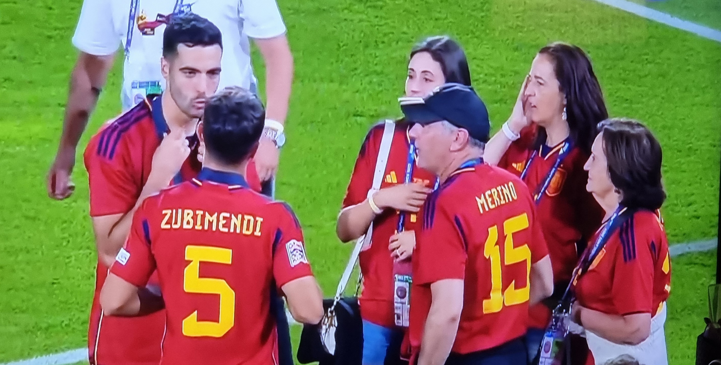 La roja me la trae floja (aqui se viene a odiar) Si tienes seleccion, aqui no pintas una mierda. Merino_y_zubimendi_con_sus_respectivas_familias_tras_ganar_la_nations_league