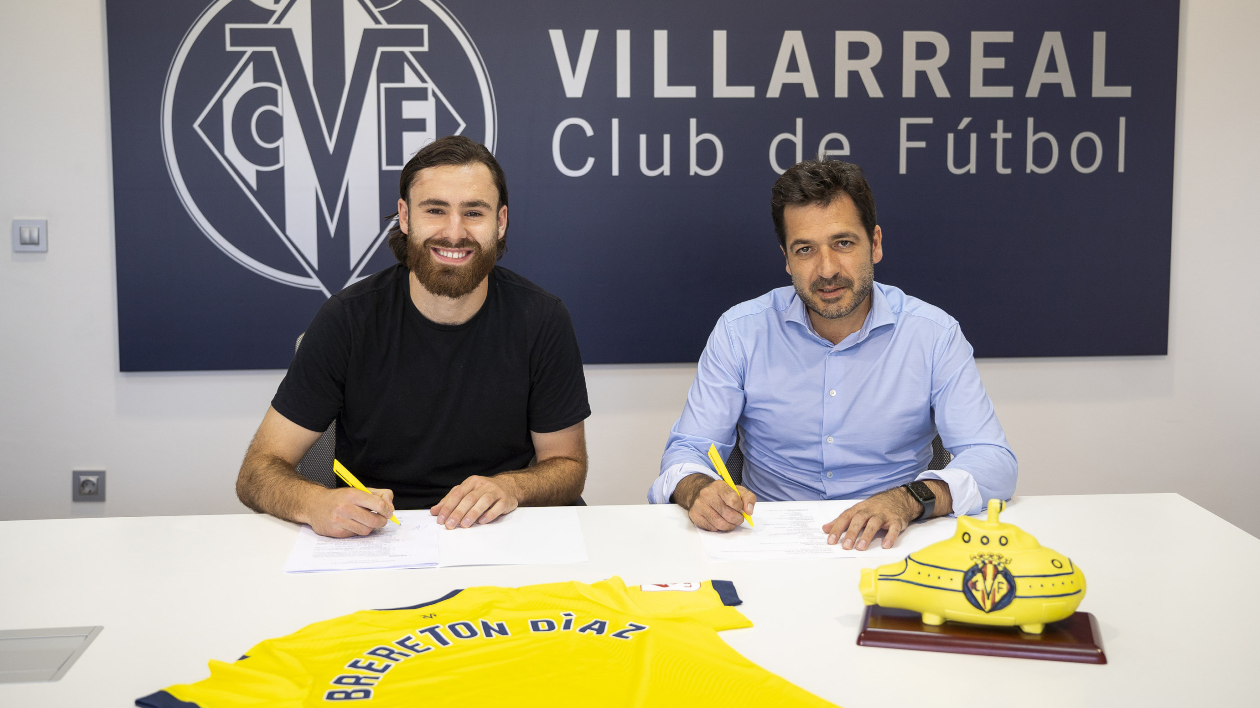 Ben Brereton firma su contrato con el Villarreal (Foto: Villarreal CF)