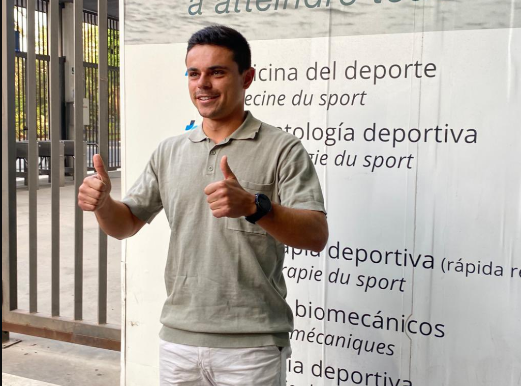Luca Sangalli llega a Málaga para pasar el reconocimiento médico (Foto: @SERDeportivosMálaga).