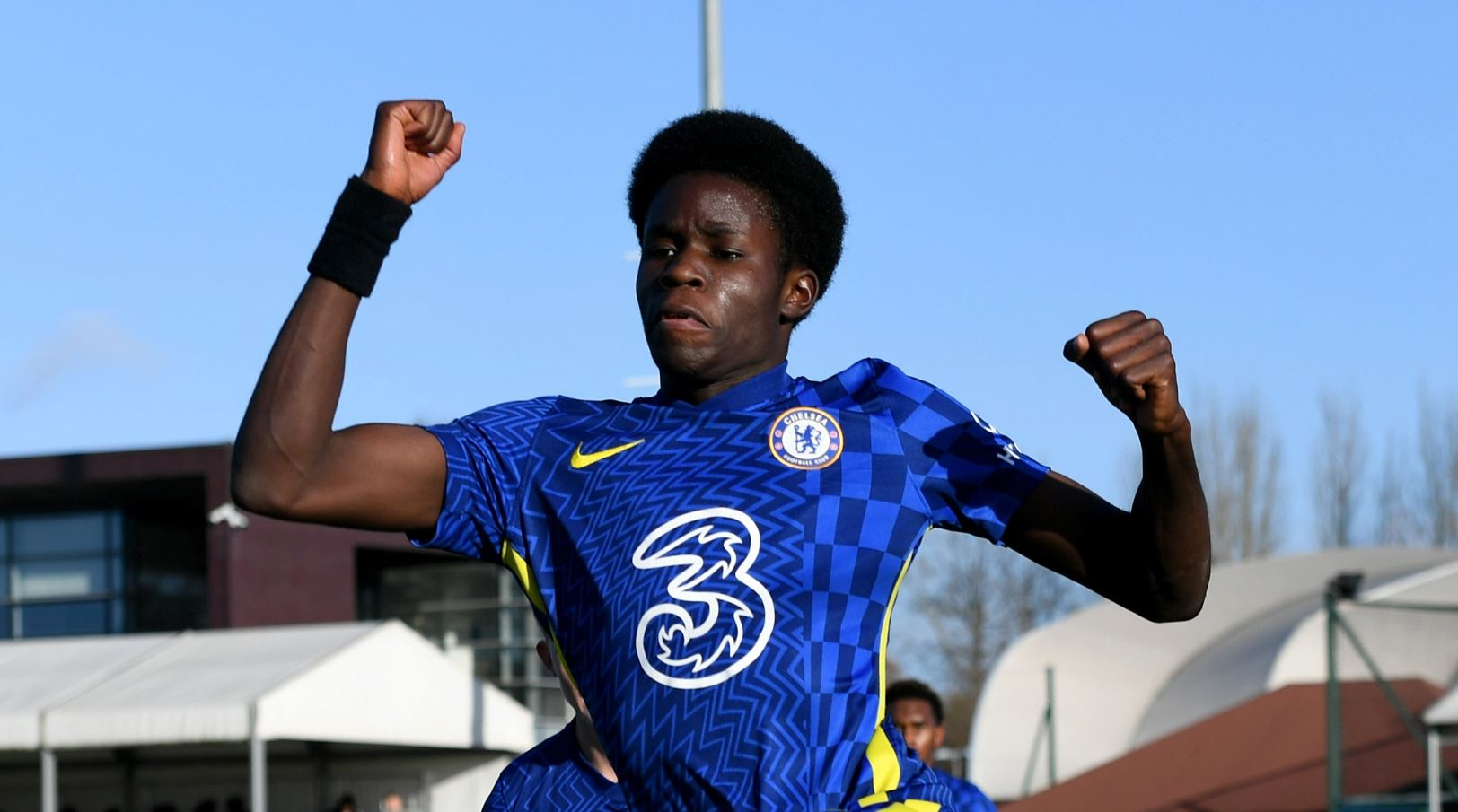 Tudor Mendel-Idowu celebra un gol con el Chelsea.