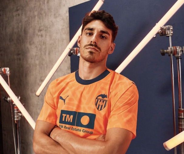 Tercera camiseta del Valencia CF: el plano de la ciudad se tiñe de naranja