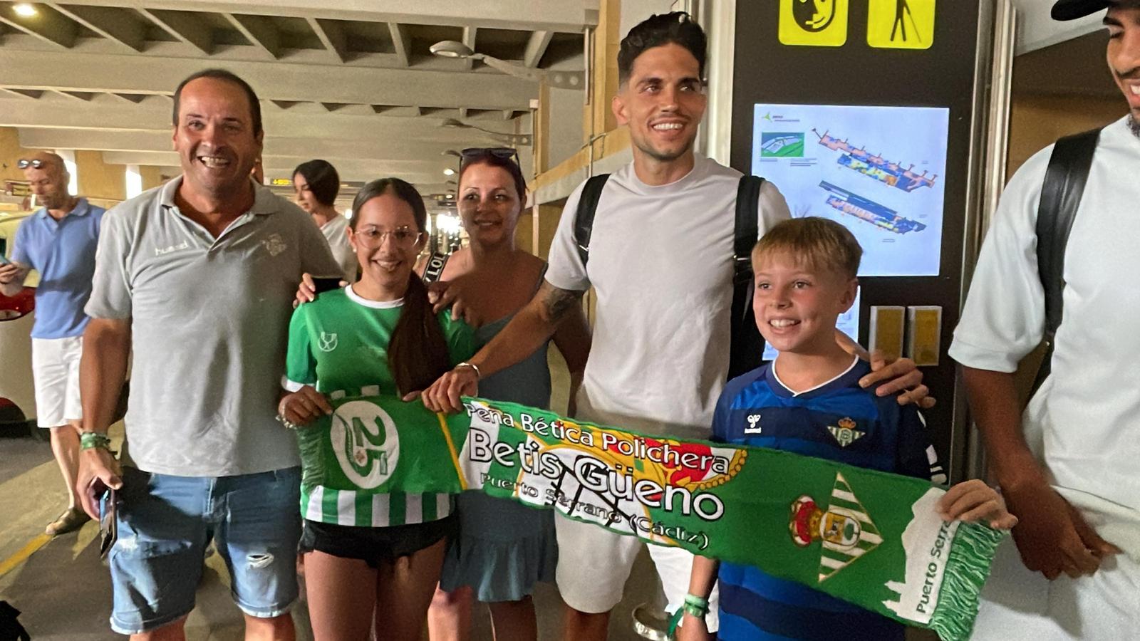 Una familia de Puerto Serrano da la bienvenida a Marc Bartra (Foto: Kiko Hurtado).