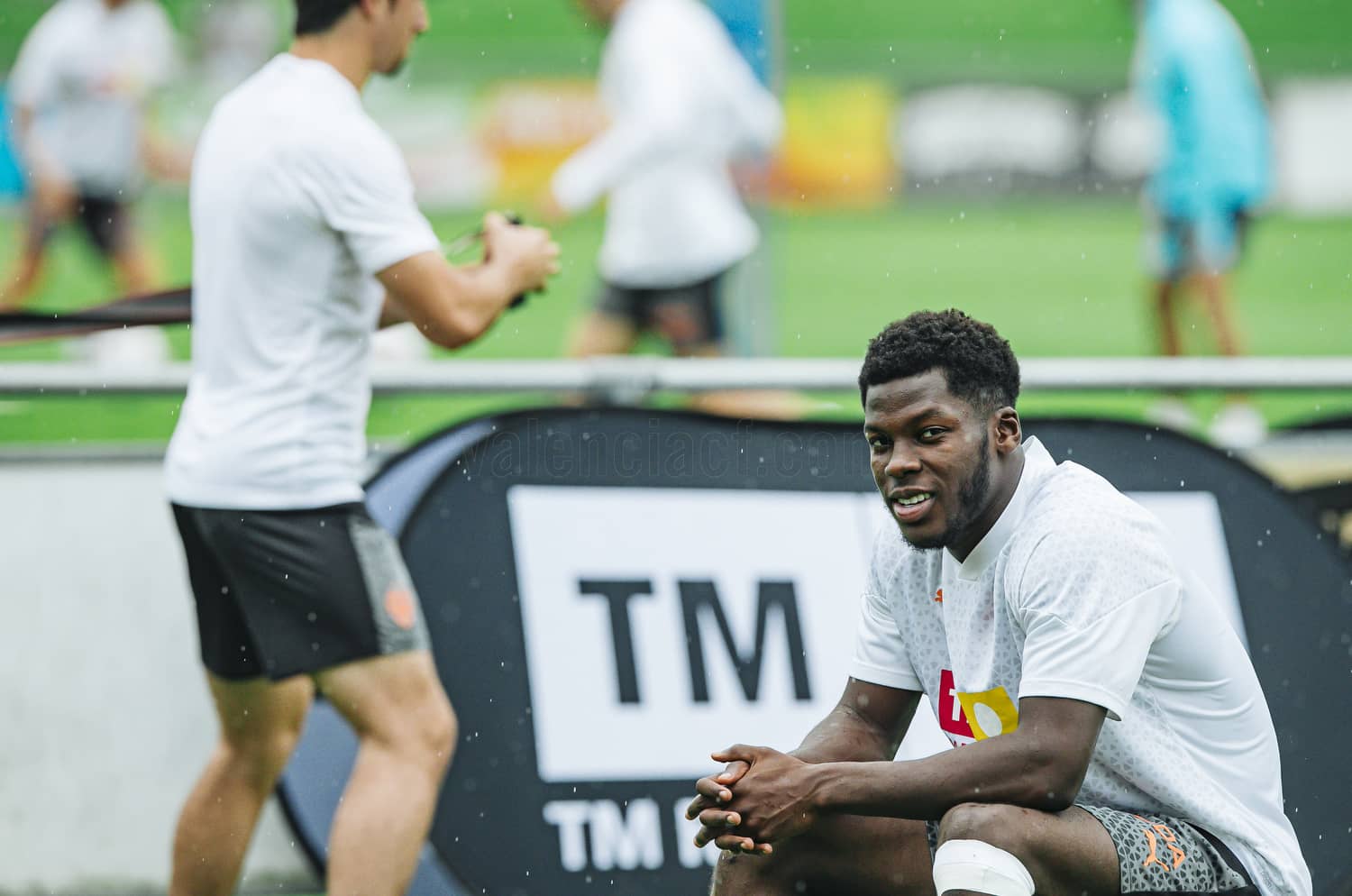 Yunus Musah entrena en Suiza (Foto: Valencia CF).