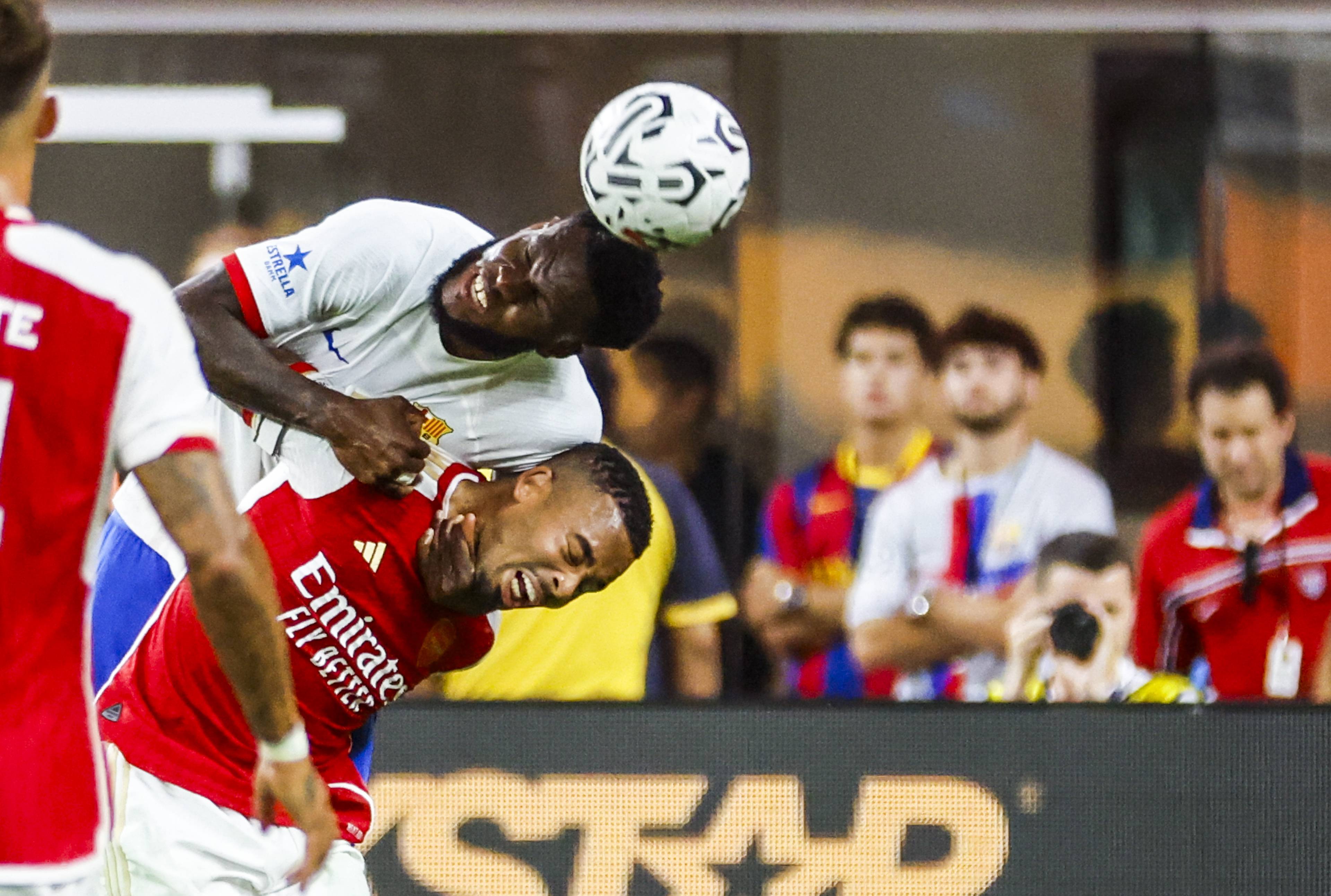 Kessié lucha un balón durante el Arsenal-Barcelona (FOTO: Cordón Press).