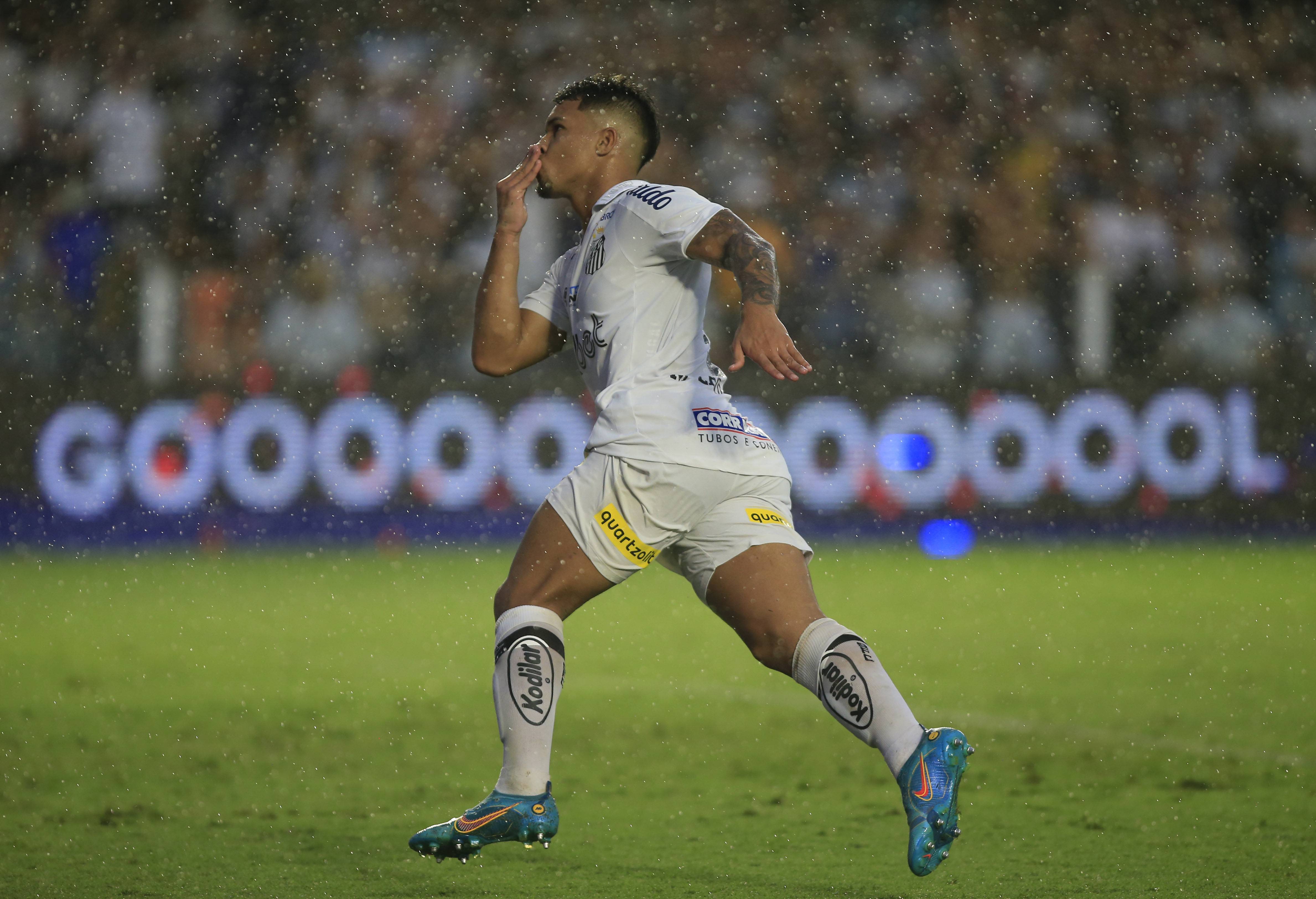 Marcos Leonardo celebra un gol con el Santos (Foto: Cordon Press).