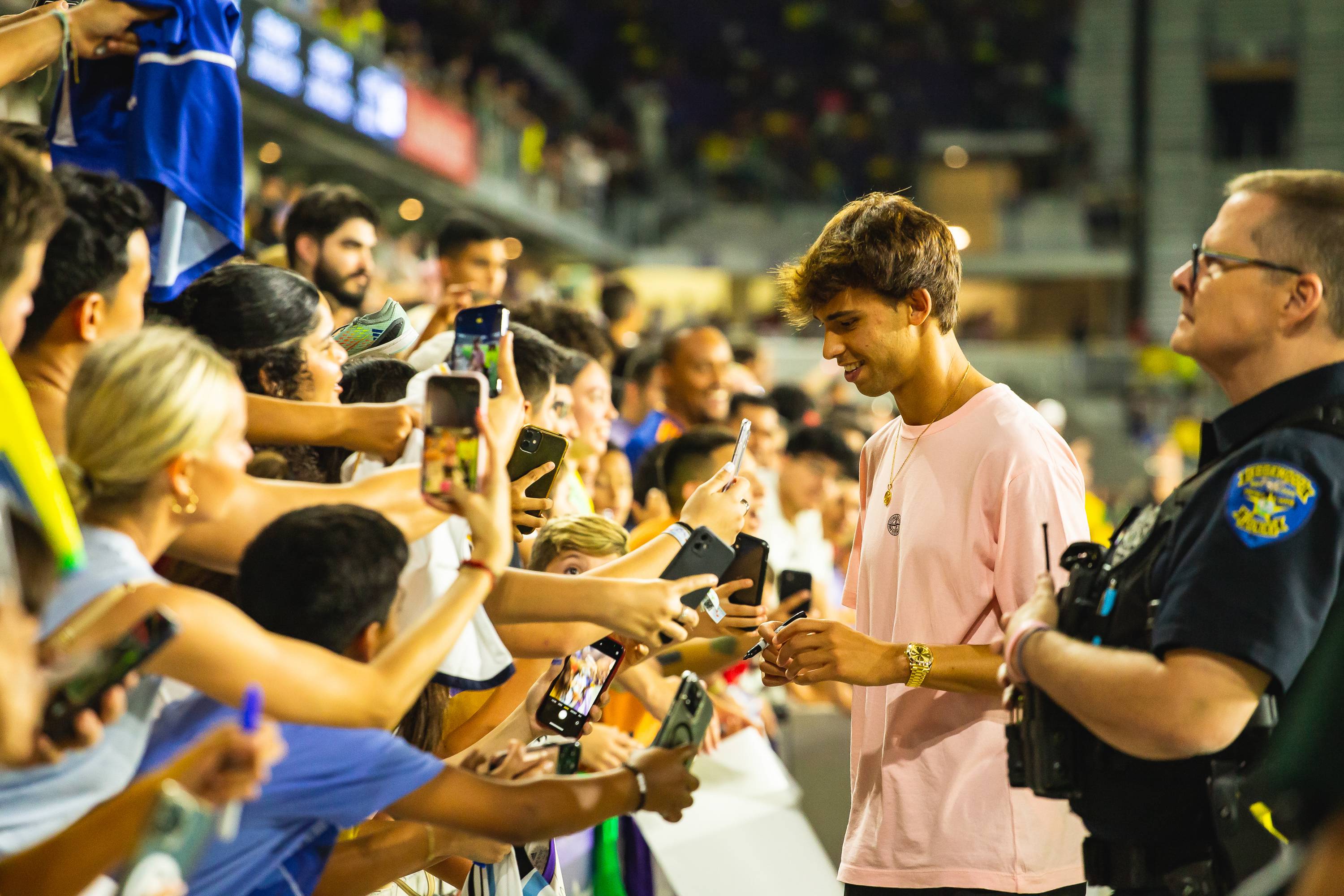 Joao Félix firma autógrafos en Orlando (FOTO: Cordón Press).