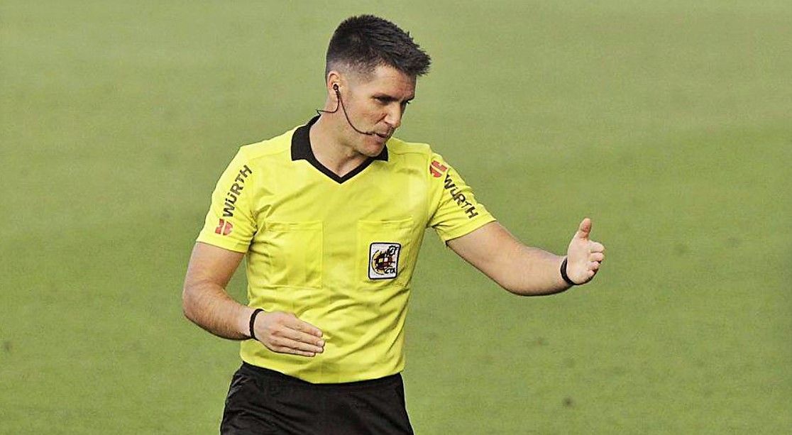 Ortiz Arias arbitrando un partido (Foto vía: Real Federación de Fútbol de Madrid)