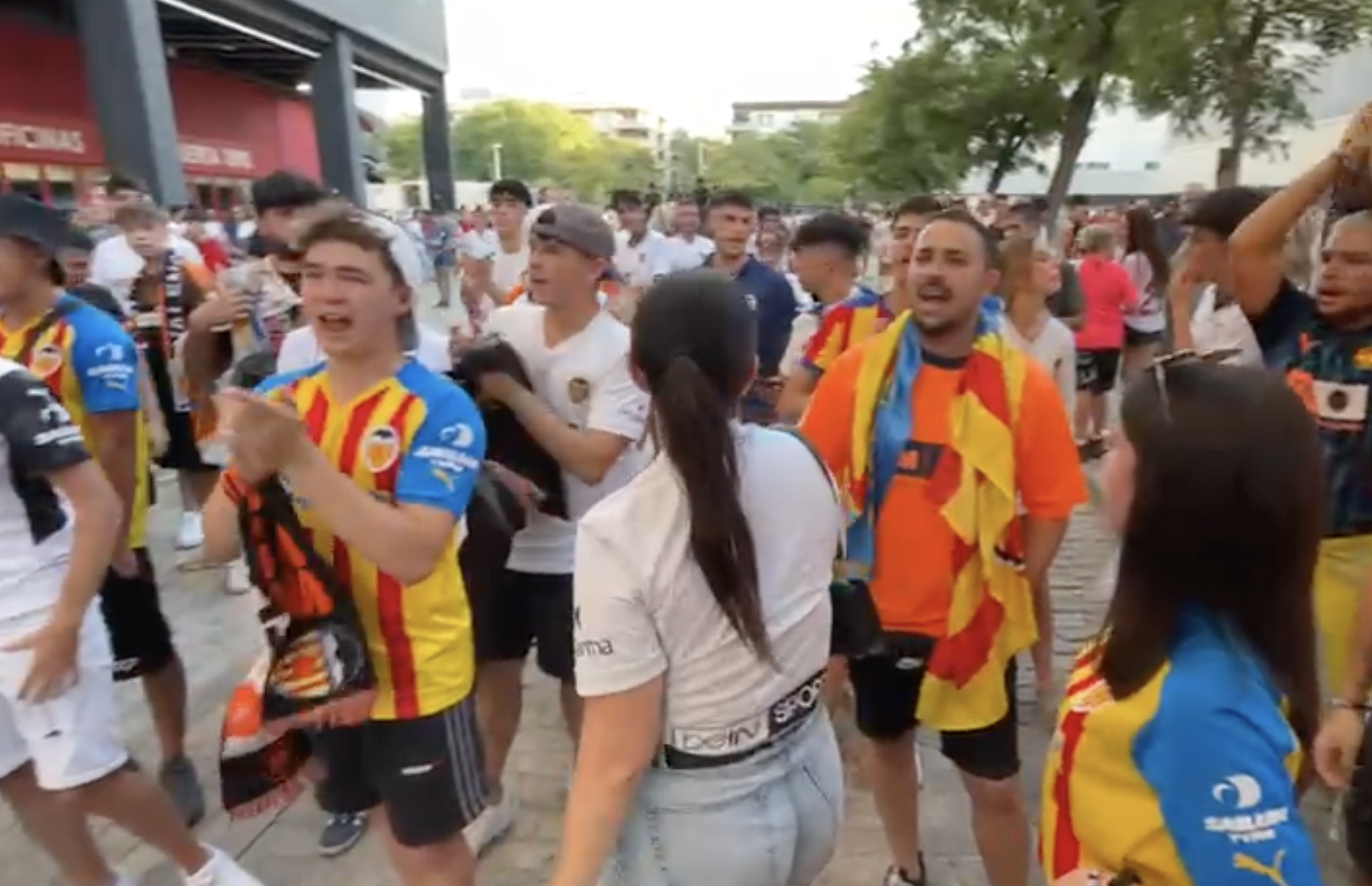 Aficionados del Valencia CF a la llegada del equipo a Sevilla