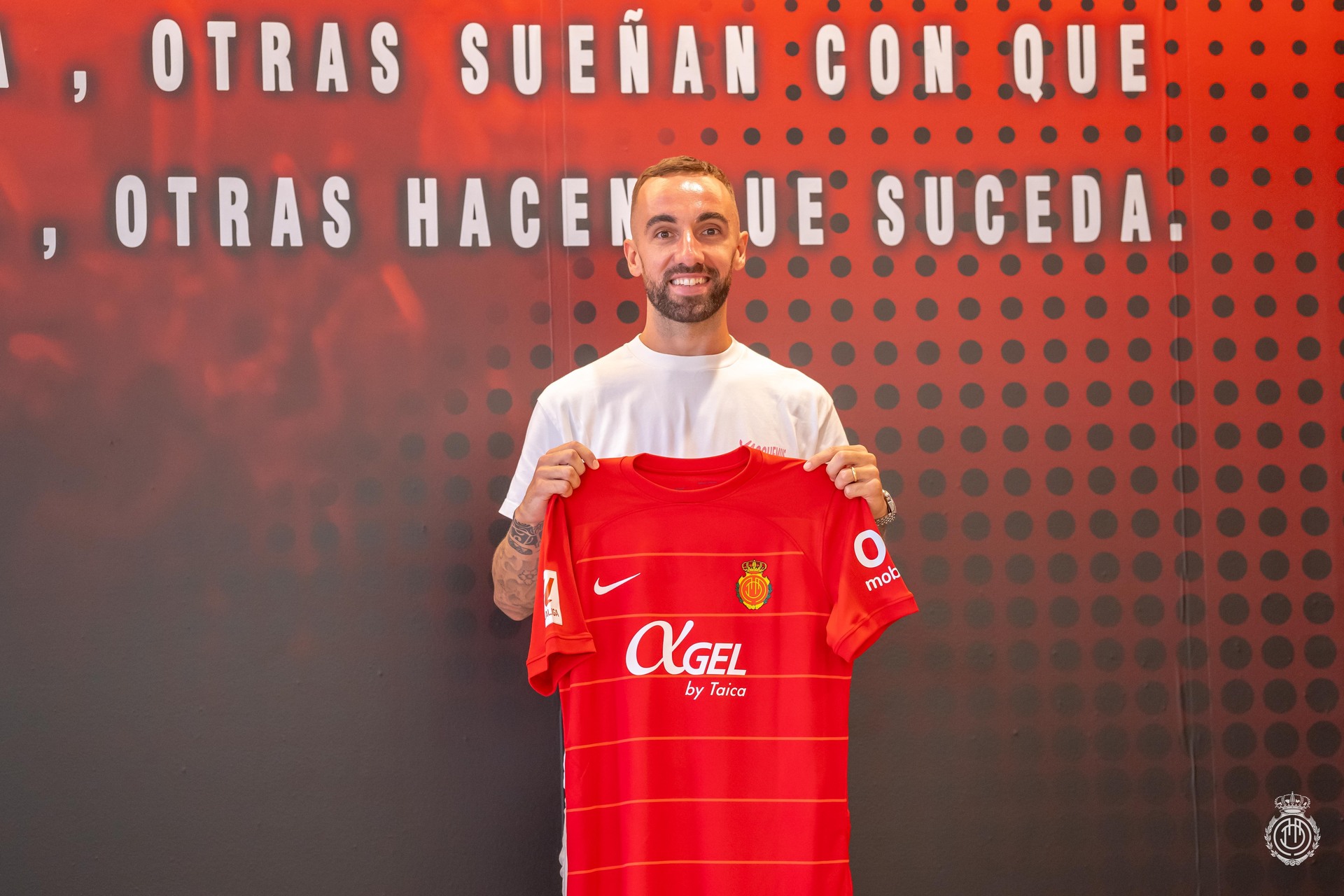 Sergi Darder posa con la camiseta del Mallorca (Foto: RCDM).