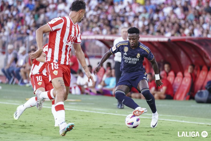Vinicius Jr. encara a un defensa en el Almería-Real Madrid (Foto: LALIGA).