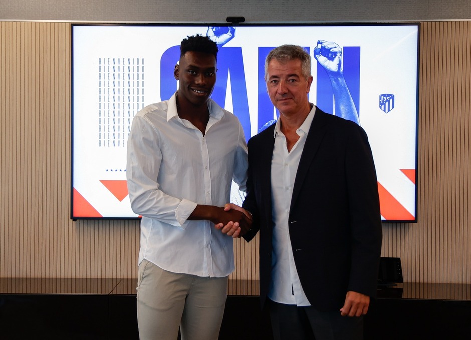 Samu Omorodion, nuevo jugador del Atlético de Madrid, posa con Gil Marín (Foto: ATM).