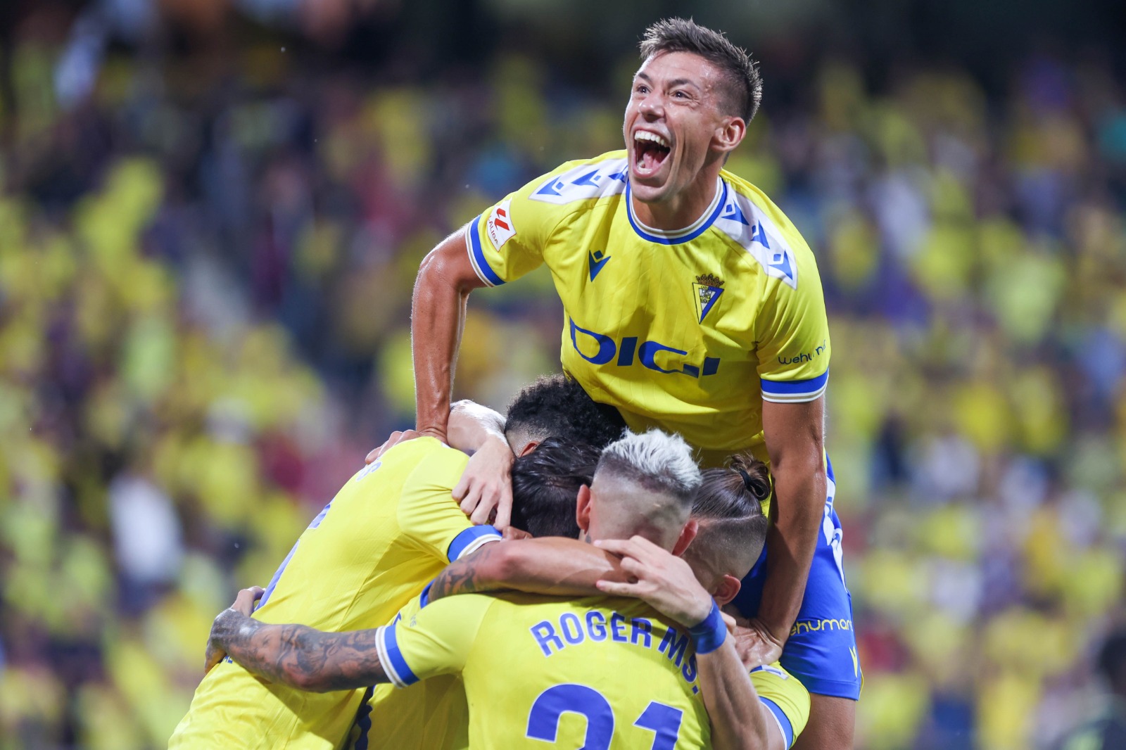 Alcaraz celebra el gol de Luis Hernández al Almería (Foto: Cristo García).