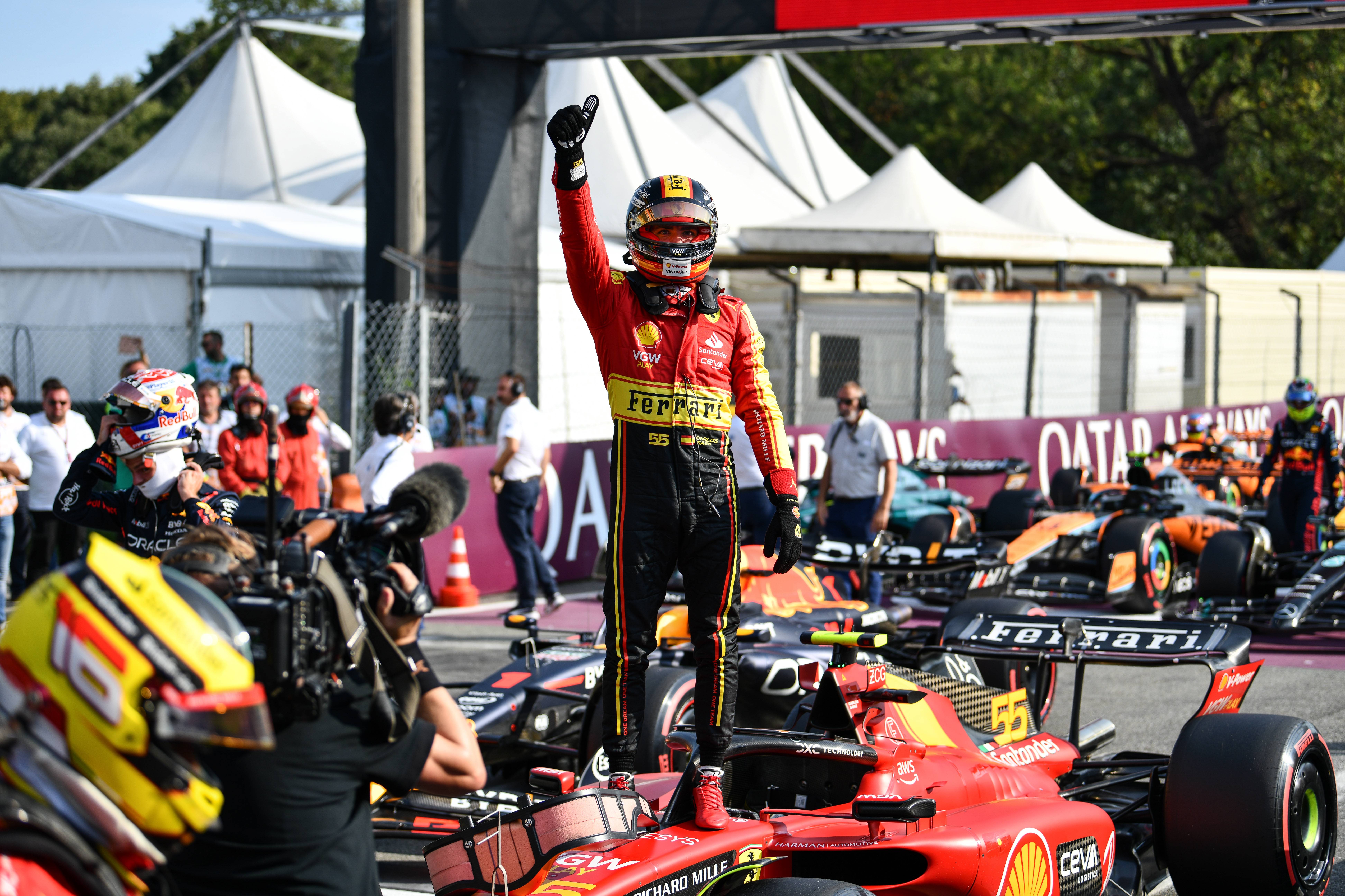 Carlos Sainz celebrando la pole en Monza (Foto: Cordon Press).