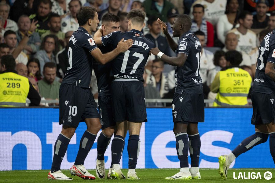 Los jugadores de la Real celebran el gol de Barrenetxea al Real Madrid (Foto: LaLiga).