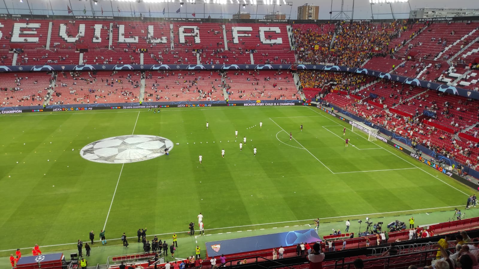 Salta el Sevilla a calentar antes de jugar ante el Lens.