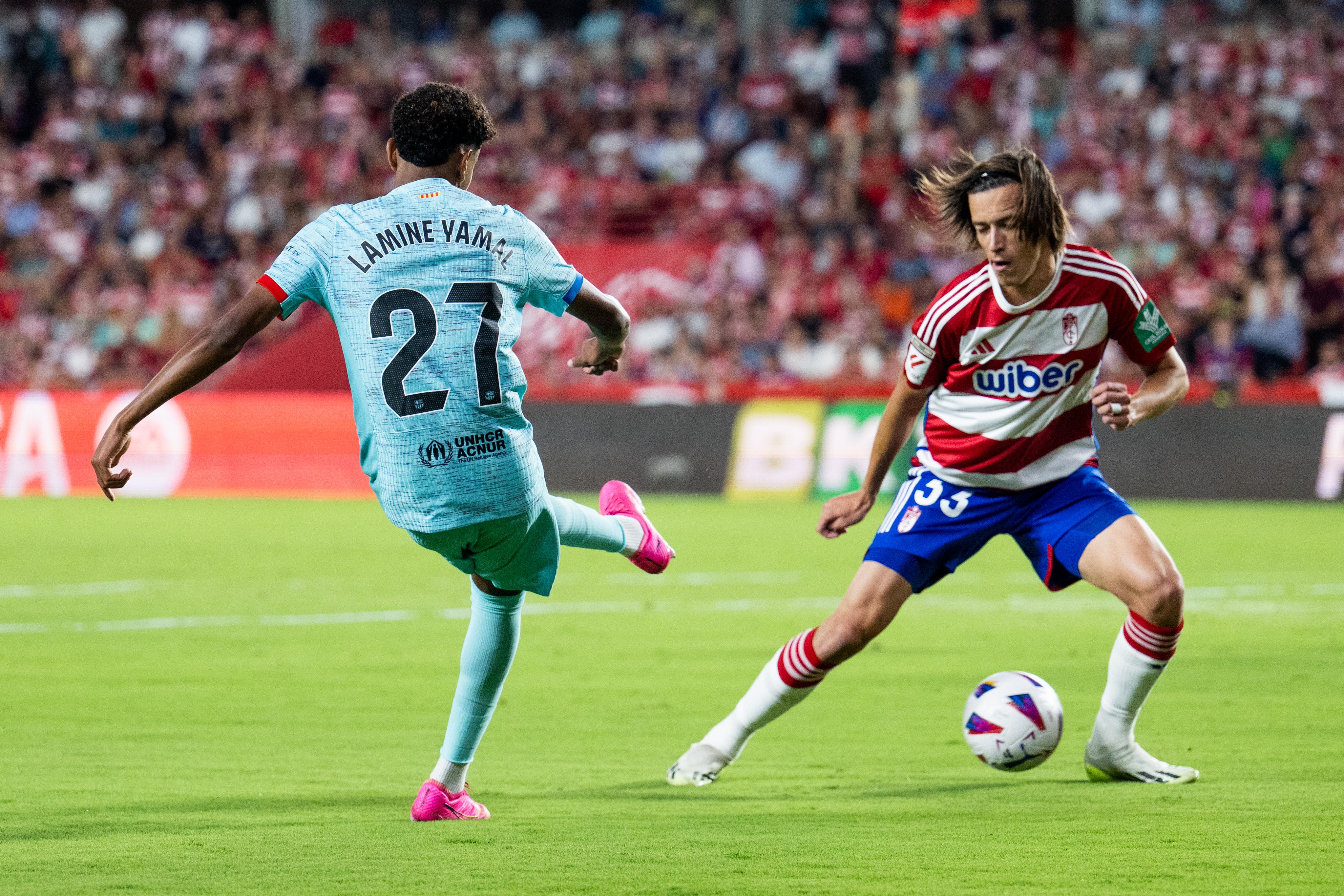 Lamine Yamal dispara delante de Álvaro Fernández en el Granada-Barcelona (Foto: FCB).