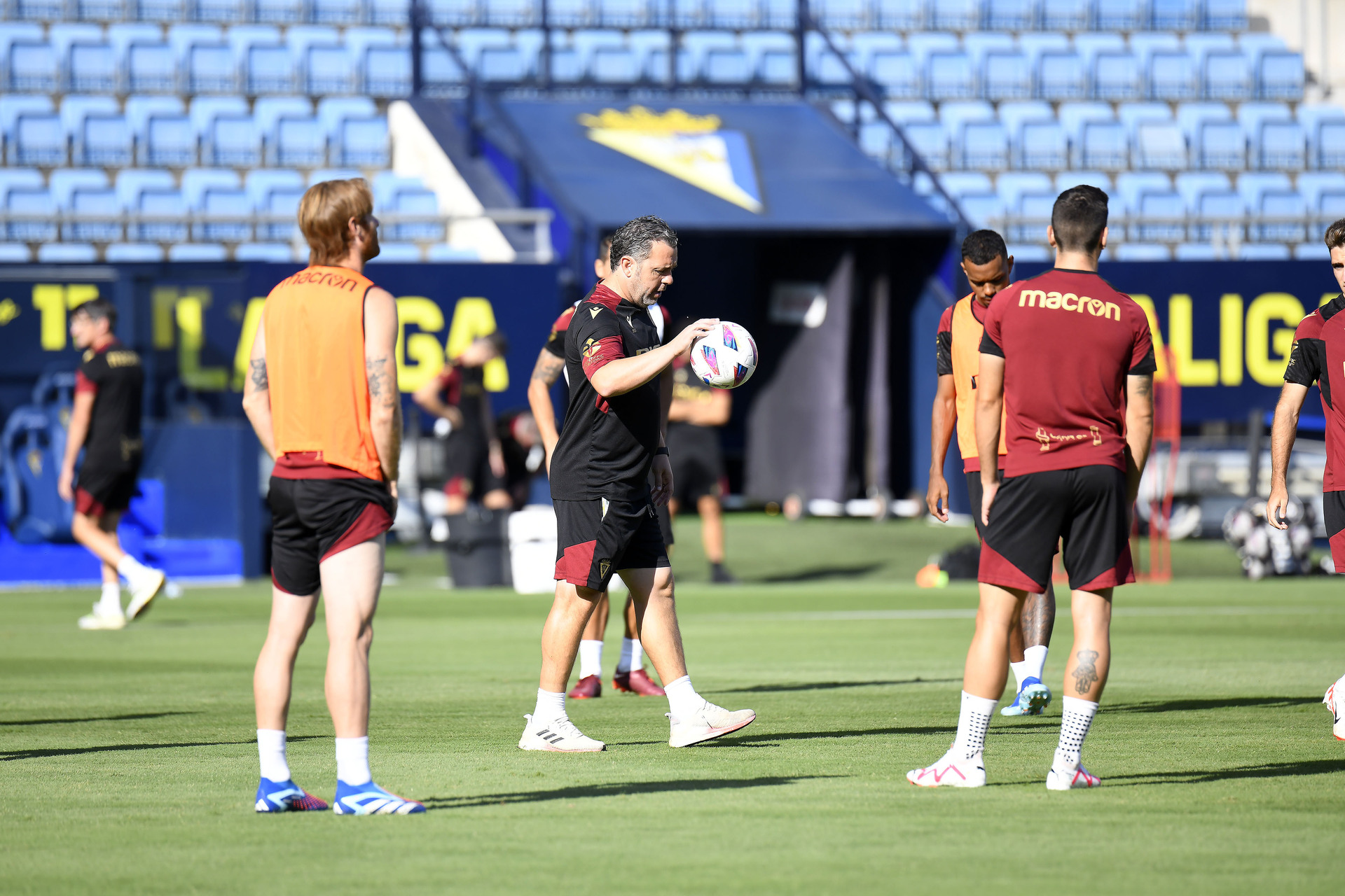 Sergio dirige una sesión de entrenamiento. (Foto: Cádiz CF)