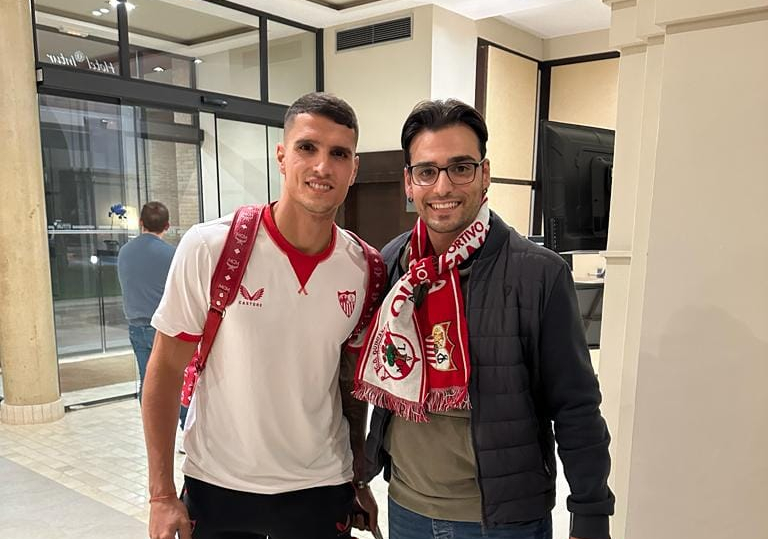 Lamela, junto a un aficionado de la PS La Corrida.