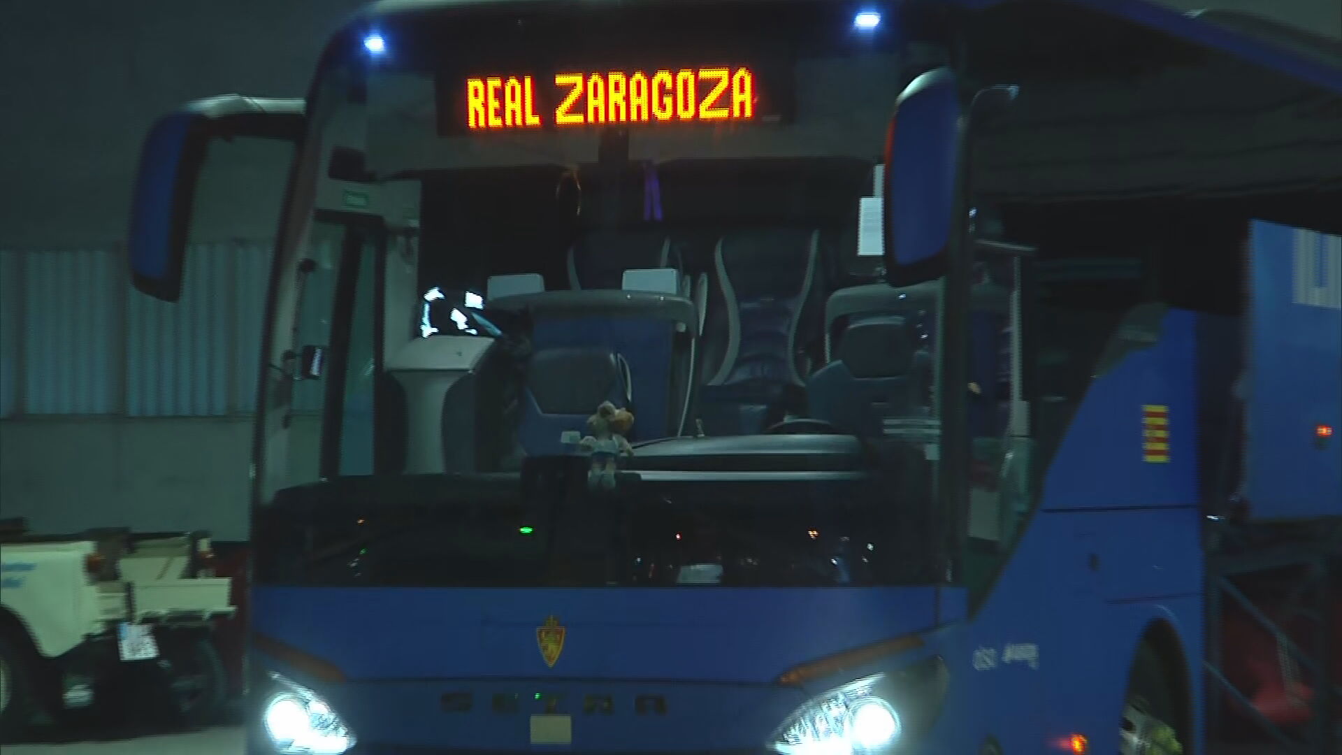 El autobús del Zaragoza llega al estadio completamente vacío para recoger el material del equipo