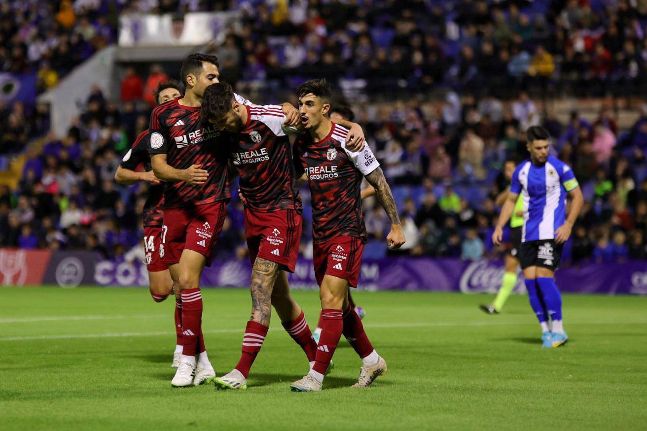 Los jugadores del Burgos celebran un gol al Hércules en Copa del Rey (Foto: Cordon Press).