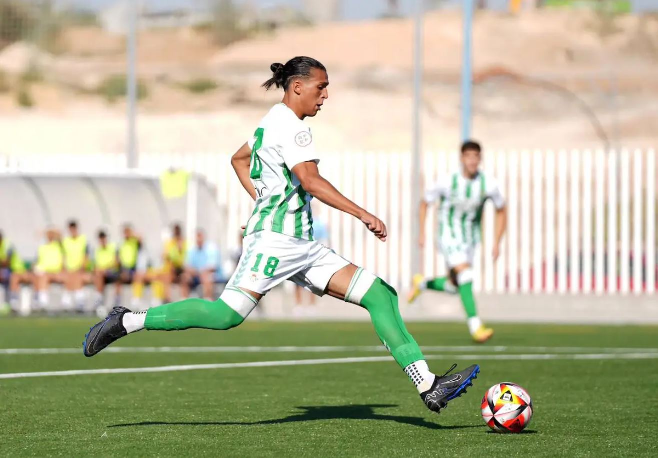 Yanis Senhadji, con el Betis B en un partido (Foto: RBB).