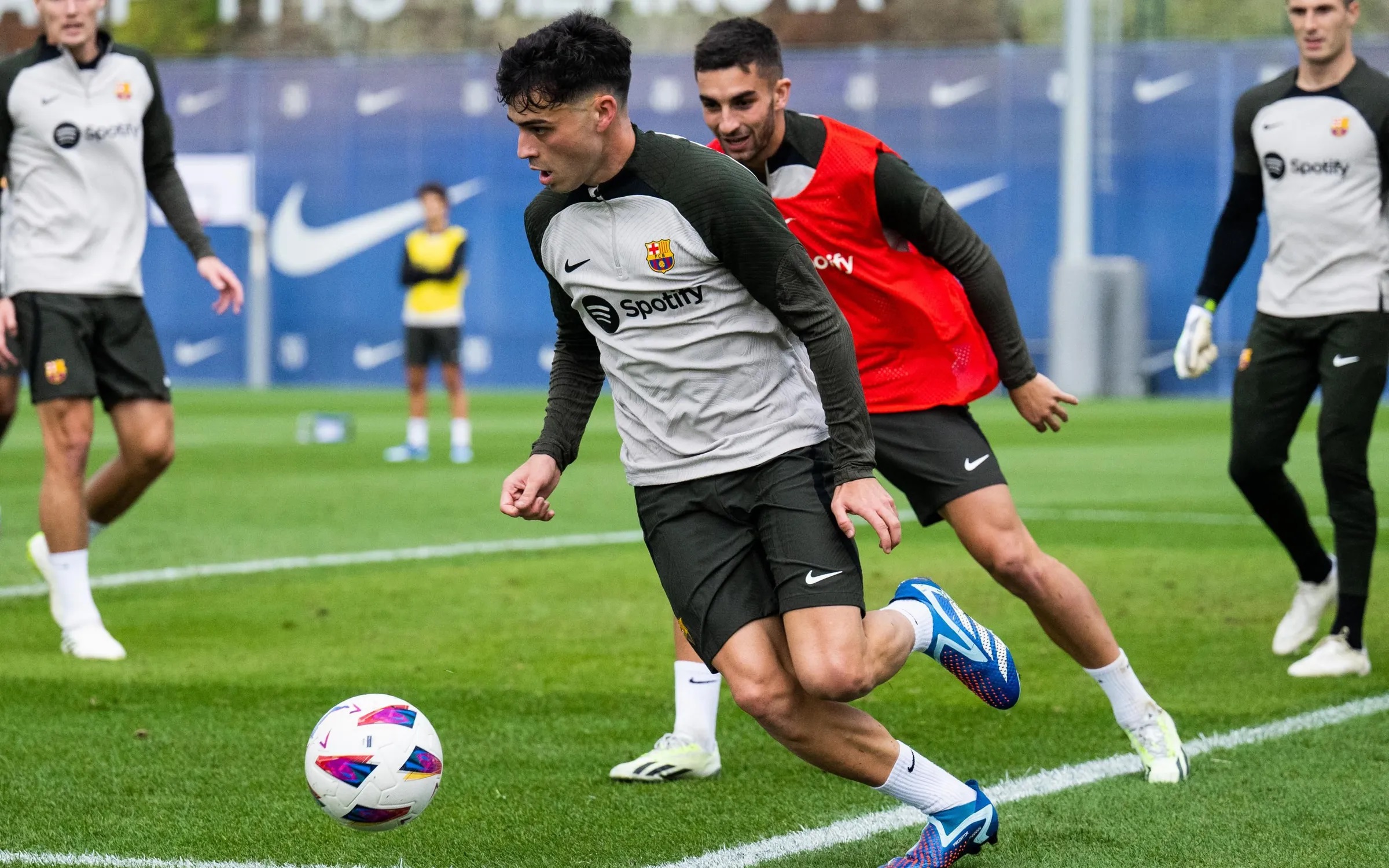 Pedri, ante Ferran Torres en una sesión del Barcelona (Foto: FCB).