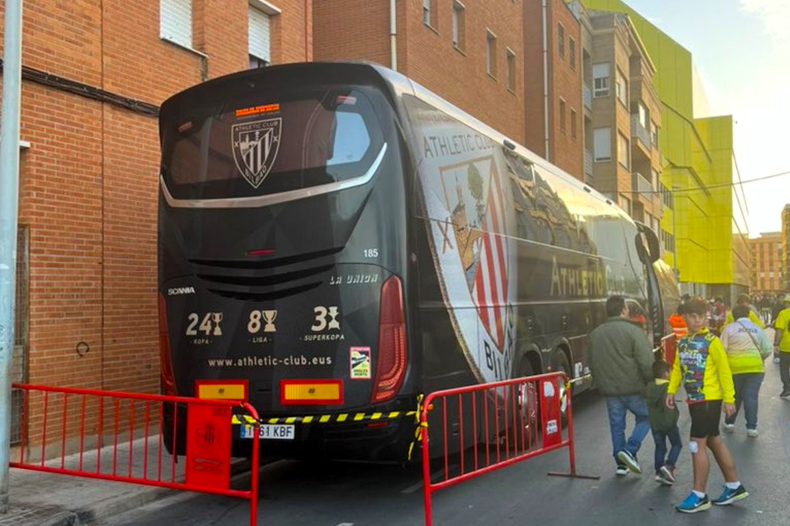 El autobús del Athletic Club llegaba al estadio de La Cerámica en Villarreal (Foto: DMQ Bizkaia).