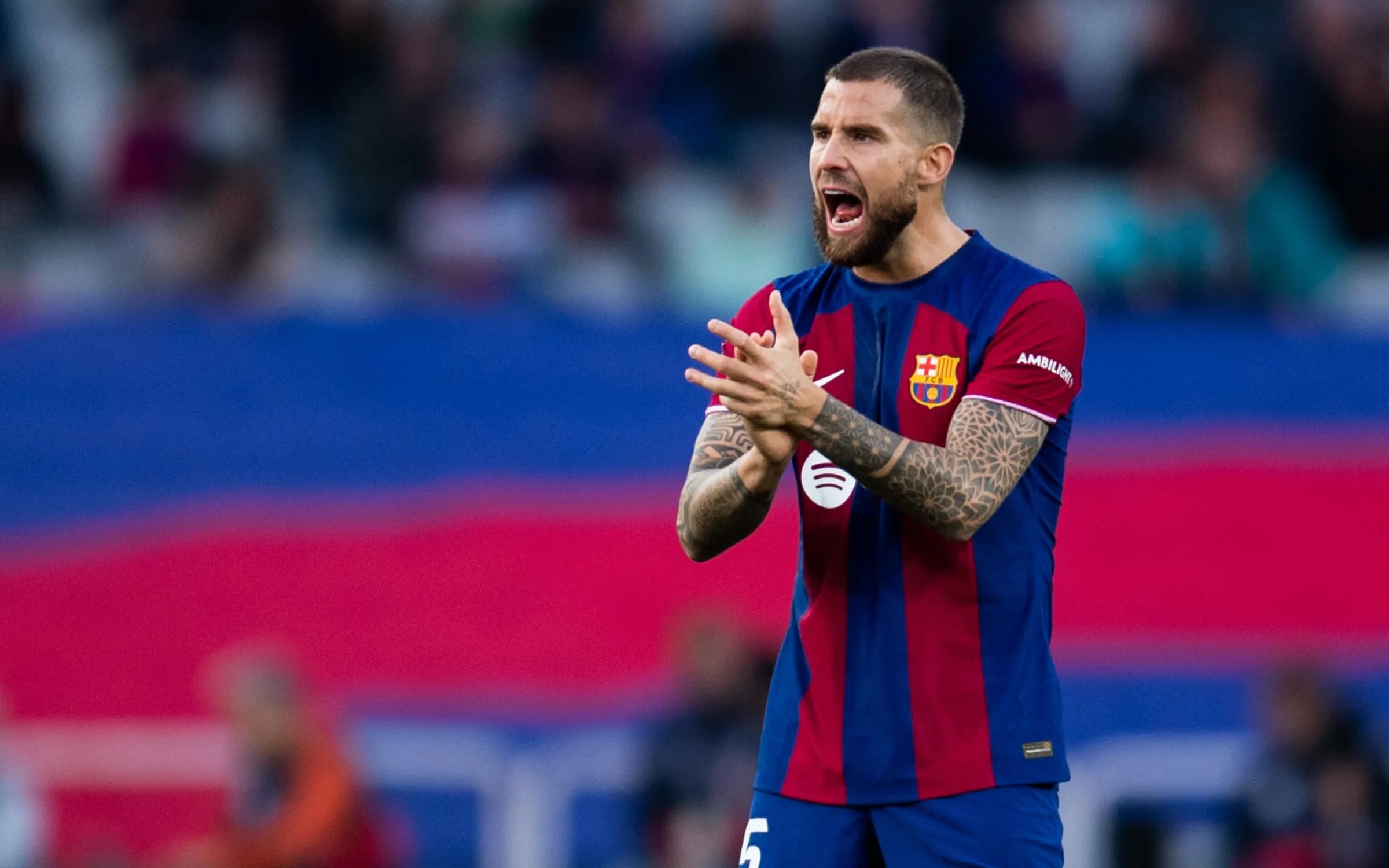 Íñigo Martínez animando en el Barcelona-Alavés (Foto: FCB).