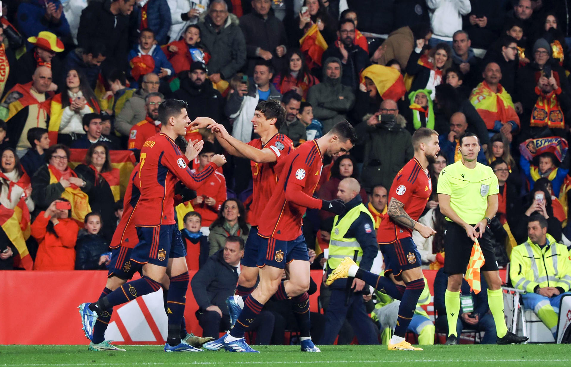 Los jugadores de España celebran el gol de Le Normand a Georgia (Foto: EFE).