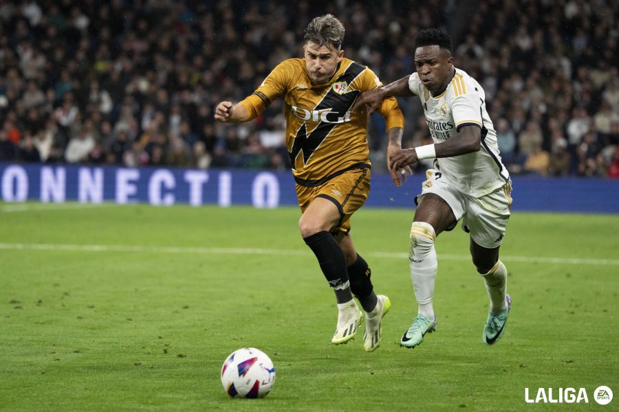 Ratiu y Vinicius durante el Real Madrid - Rayo. (Foto: LALIGA).