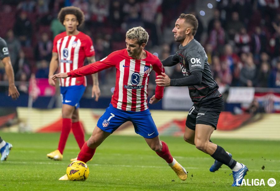 Antoine Griezmann protege un balón ante Darder en el Atlético-Mallorca (Foto: LALIGA).