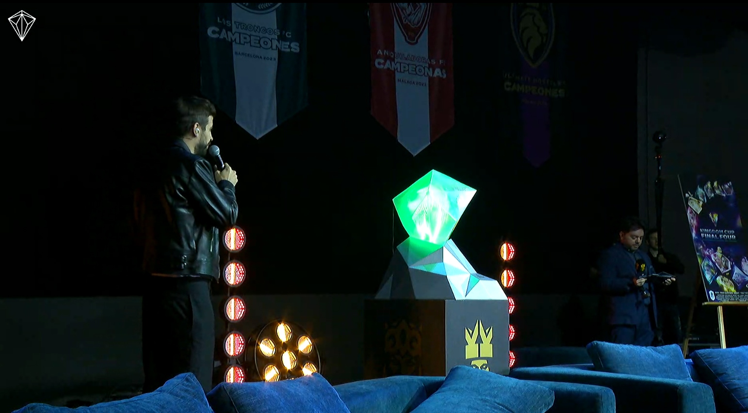 Gerard Piqué muestra el trofeo de la Kingdom Cup