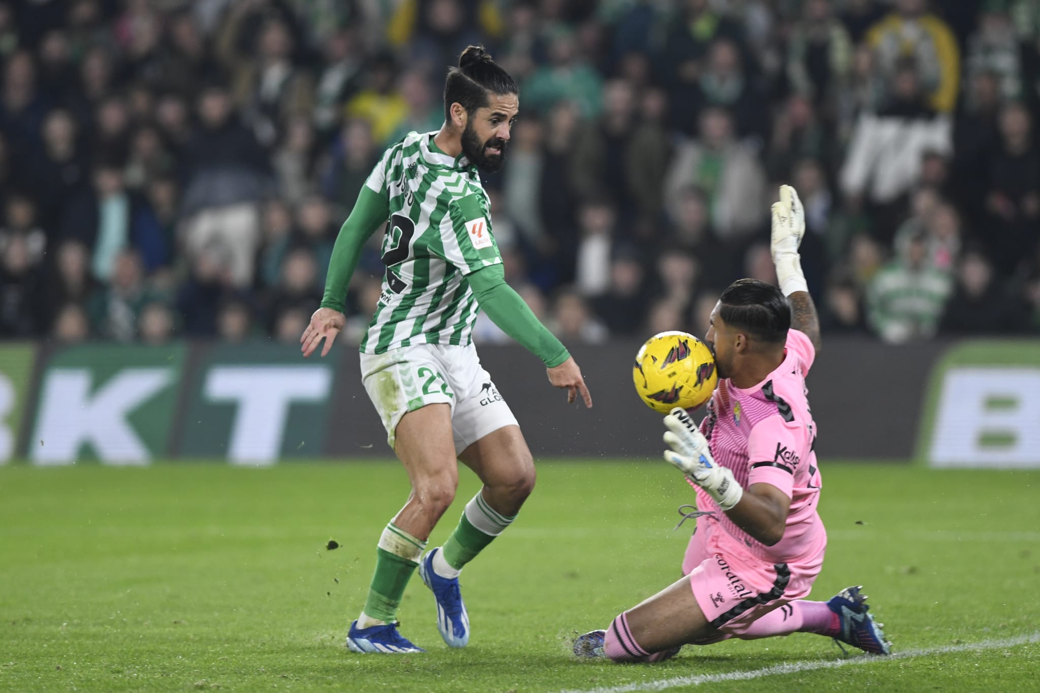 Isco, ante Vallés (Foto: Kiko Hurtado).