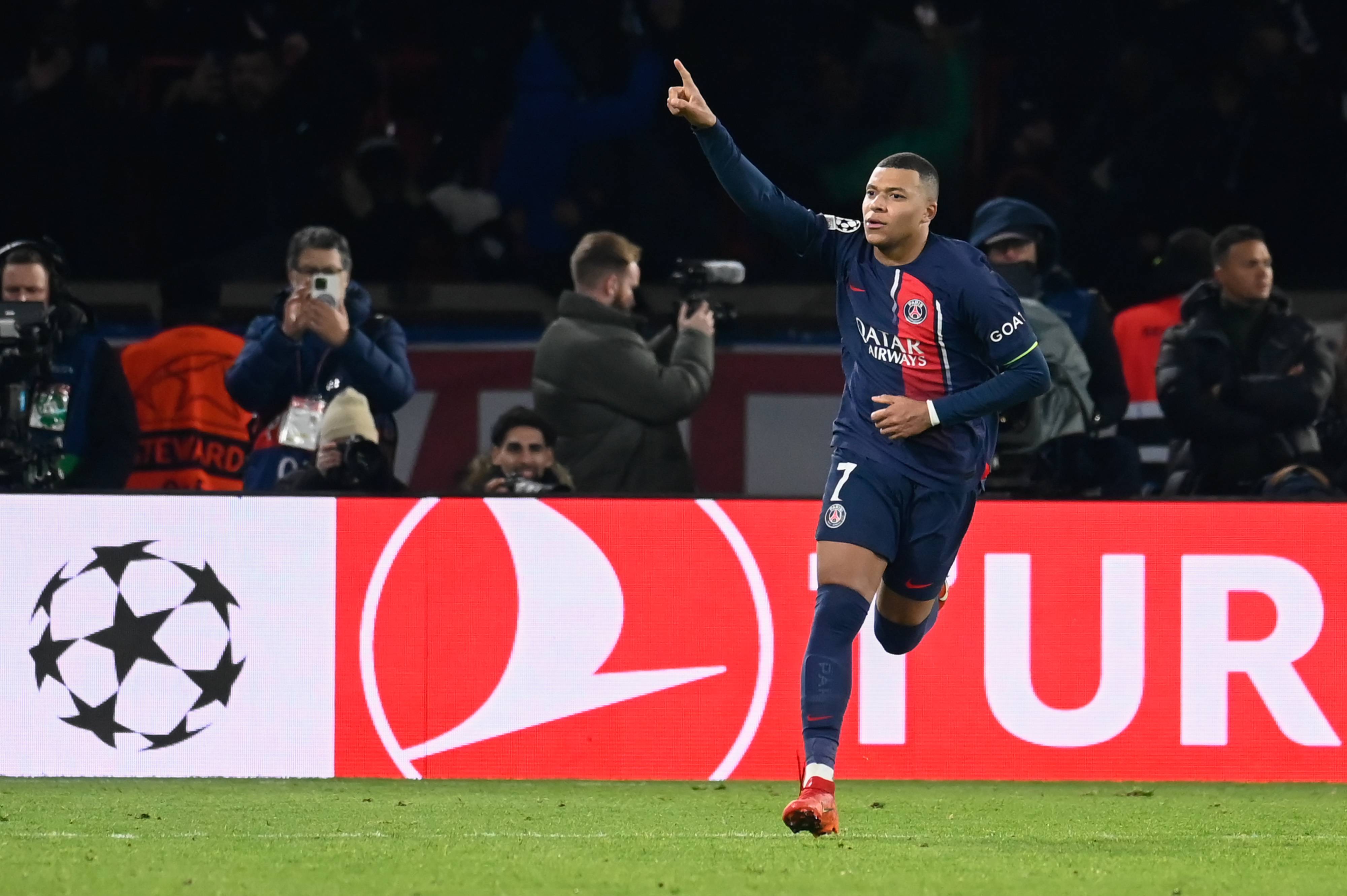 Paris Saint-Germain salva empate com pênalti polêmico contra o