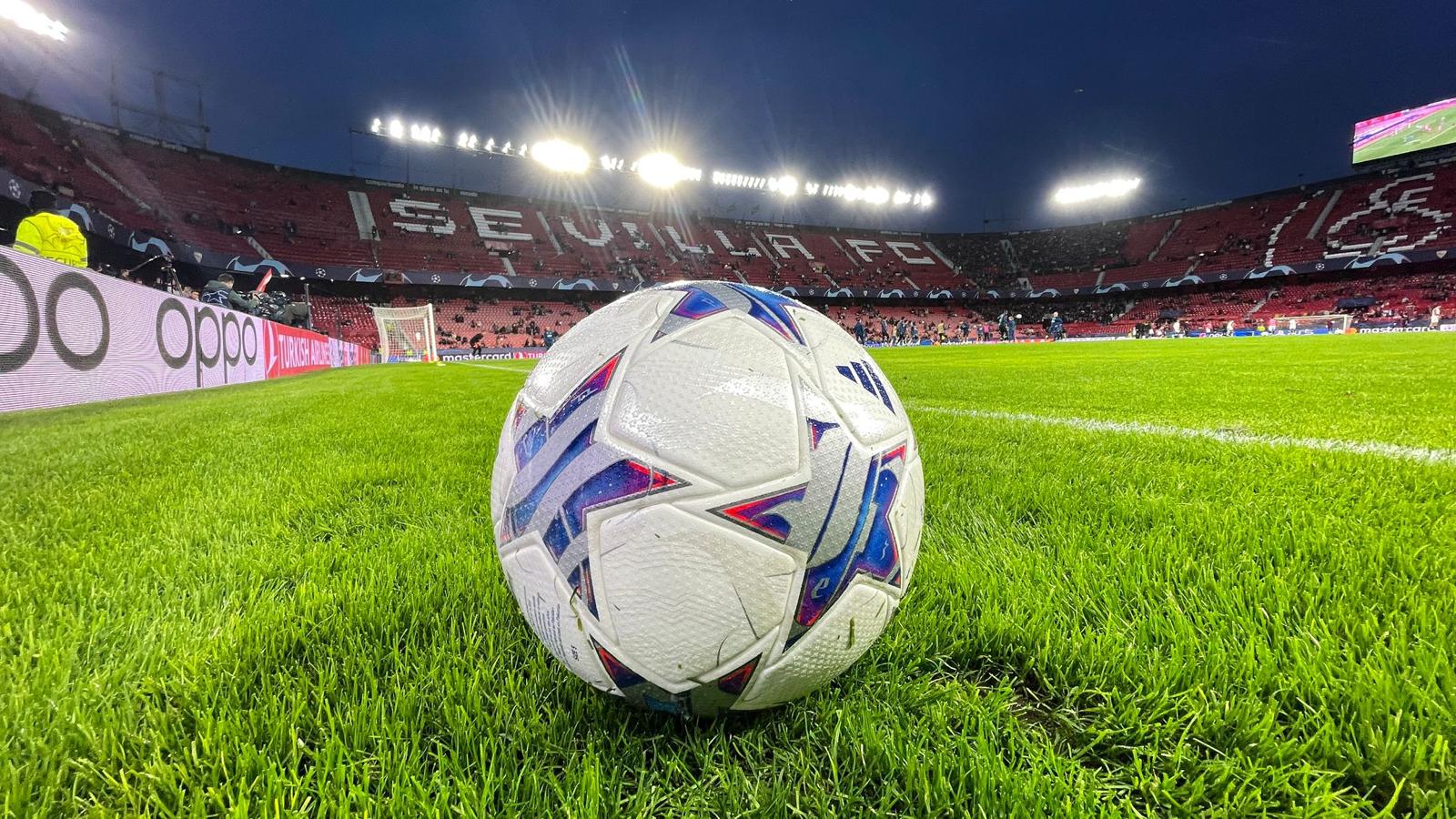 El balón de la Champions League en el Sánchez-Pizjuán (Foto: Kiko Hurtado).