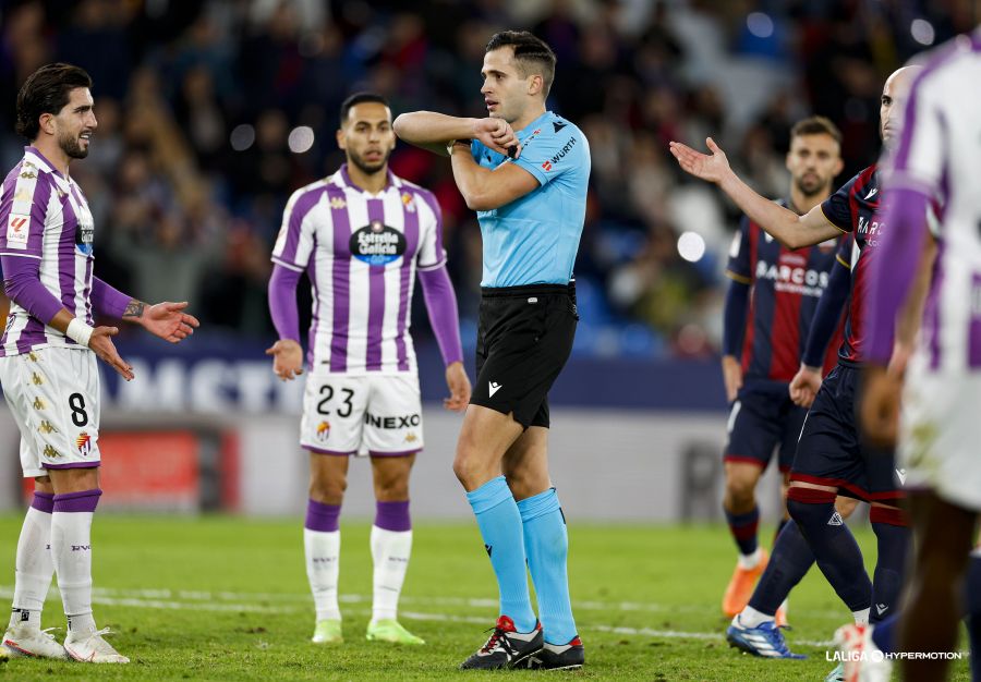 Guzmán Mansilla en el Levante - Real Valladolid (Foto: LALIGA Hypermotion).