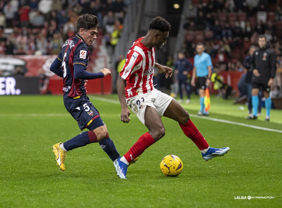 Una acción del último Levante-Sporting en El Molinón. 