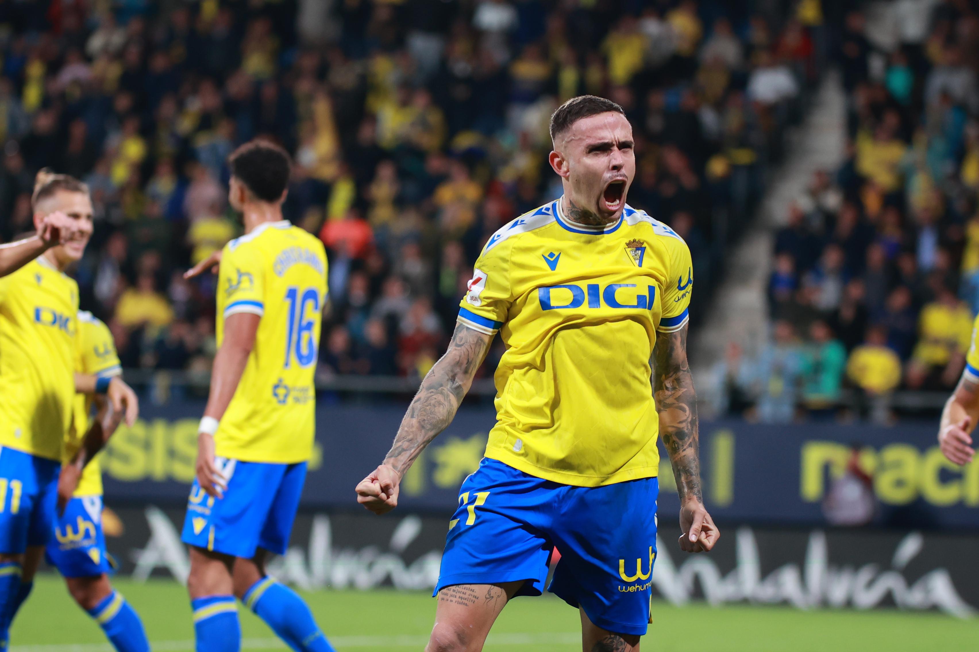 Roger celebra con rabia su gol al Osasuna (Foto: Cristo García).