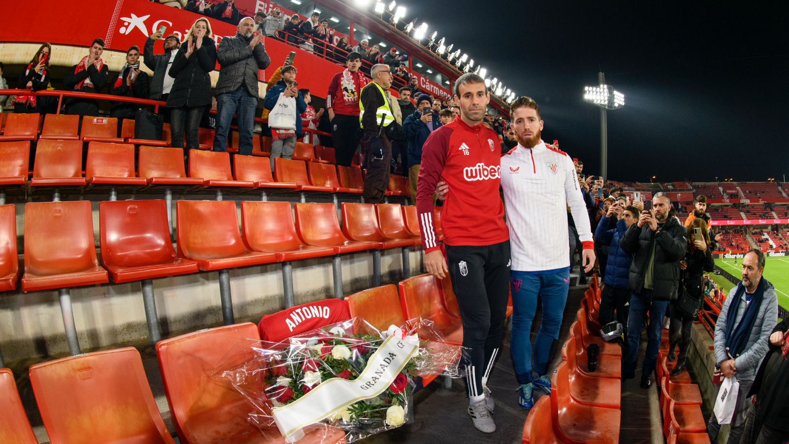 Díaz e Iker Muniain con flores por Antonio Trujillo en Los Cármenes (Foto: Athletic Club).